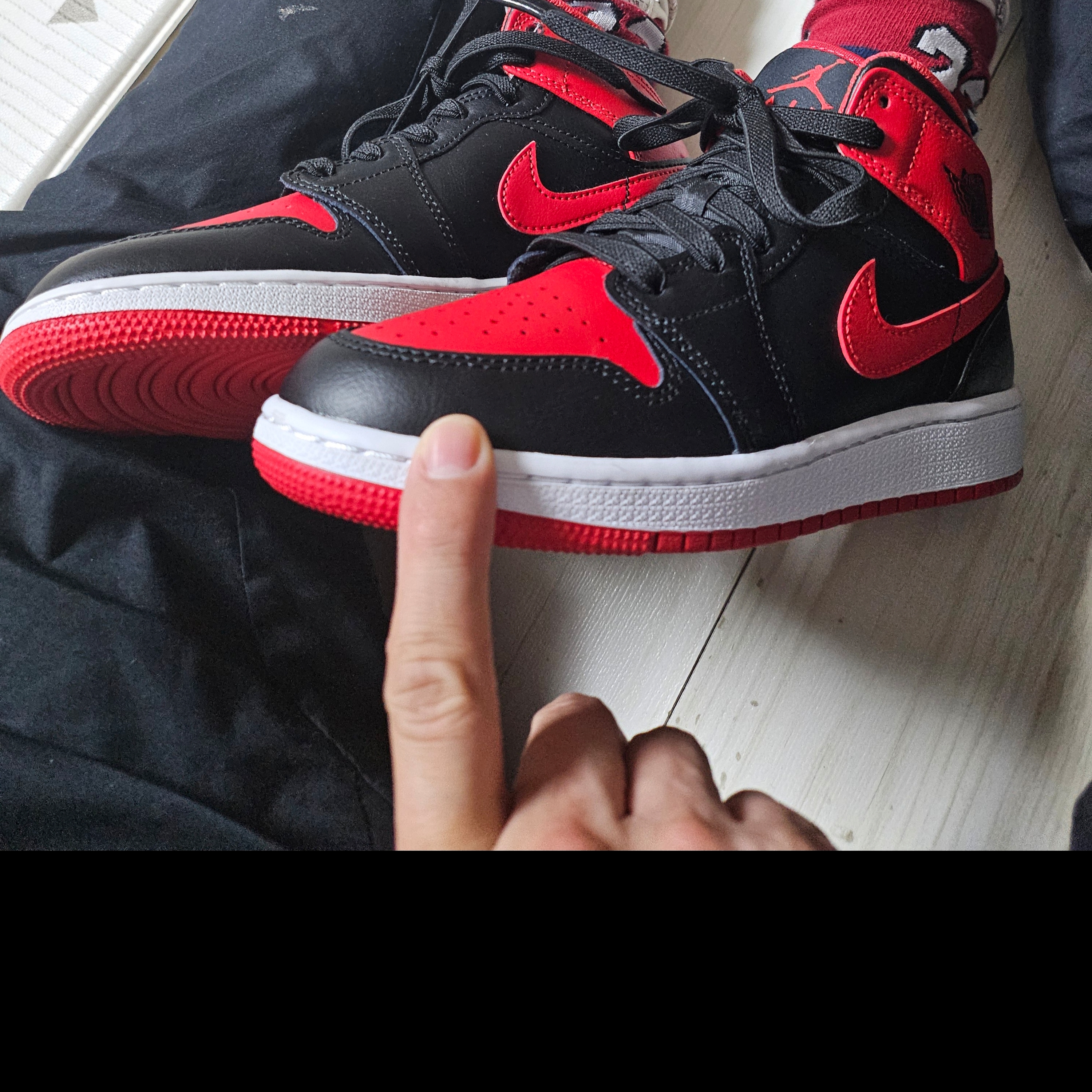 (GS) Jordan 1 Mid Black Fire Red 착용 스타일 - 1