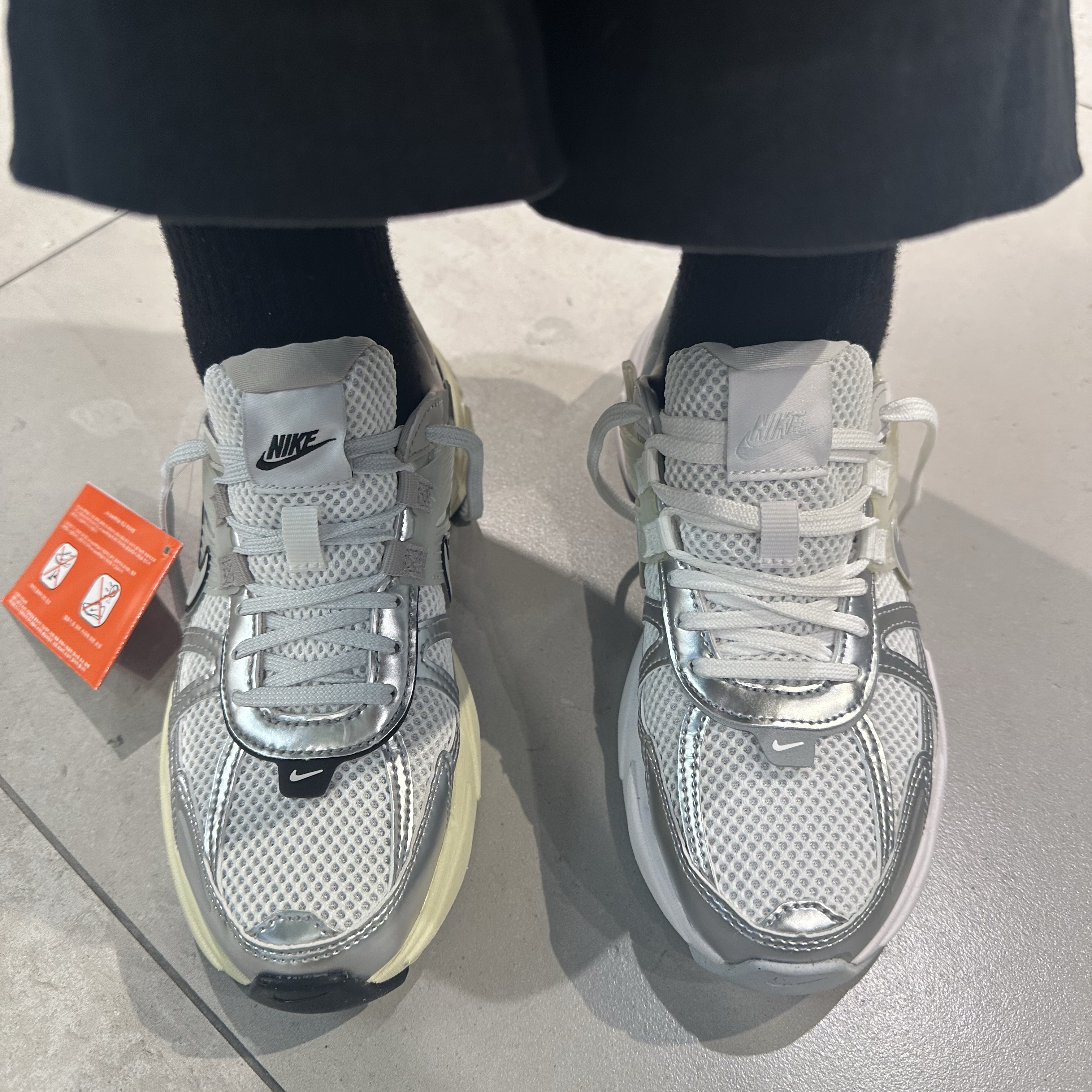 Nike V2K Run Summit White Metallic Silver 착용 스타일 - 2