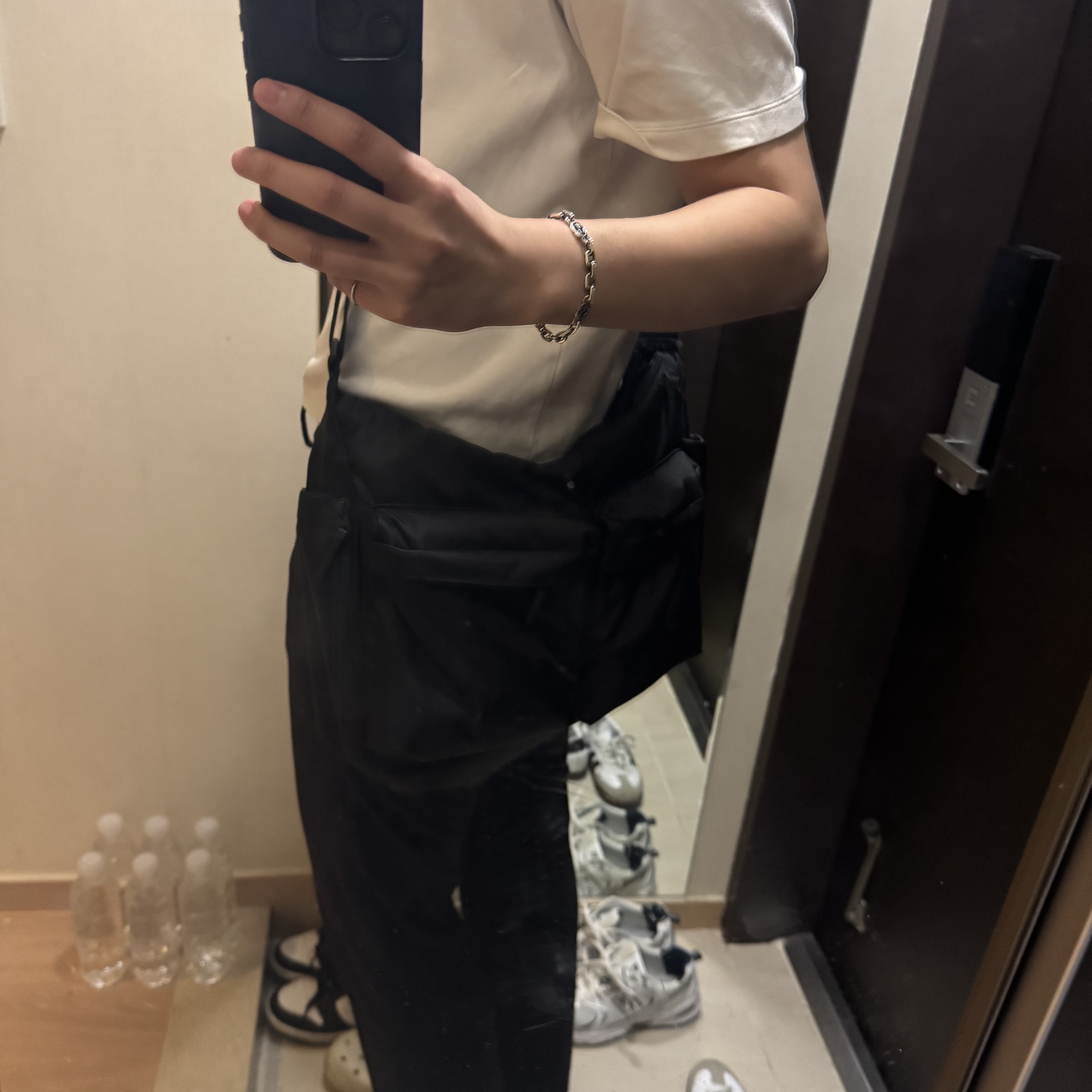 Uniqlo Multi Pocket Shoulder Bag Black 착용 스타일