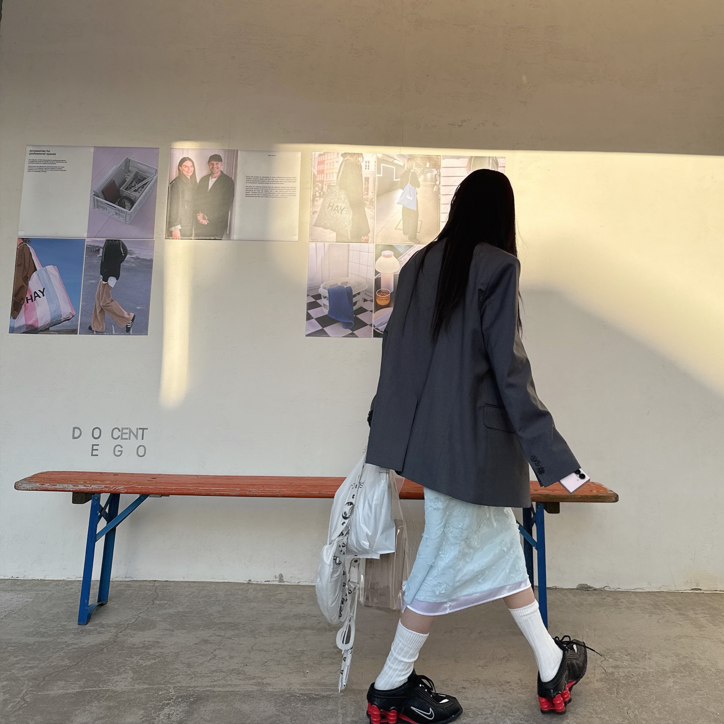 Balenciaga Arena Lambskin Le Cagole XS Shoulder Bag White, Nike x Martine Rose Shox MR4 Black 착용 스타일 - 4