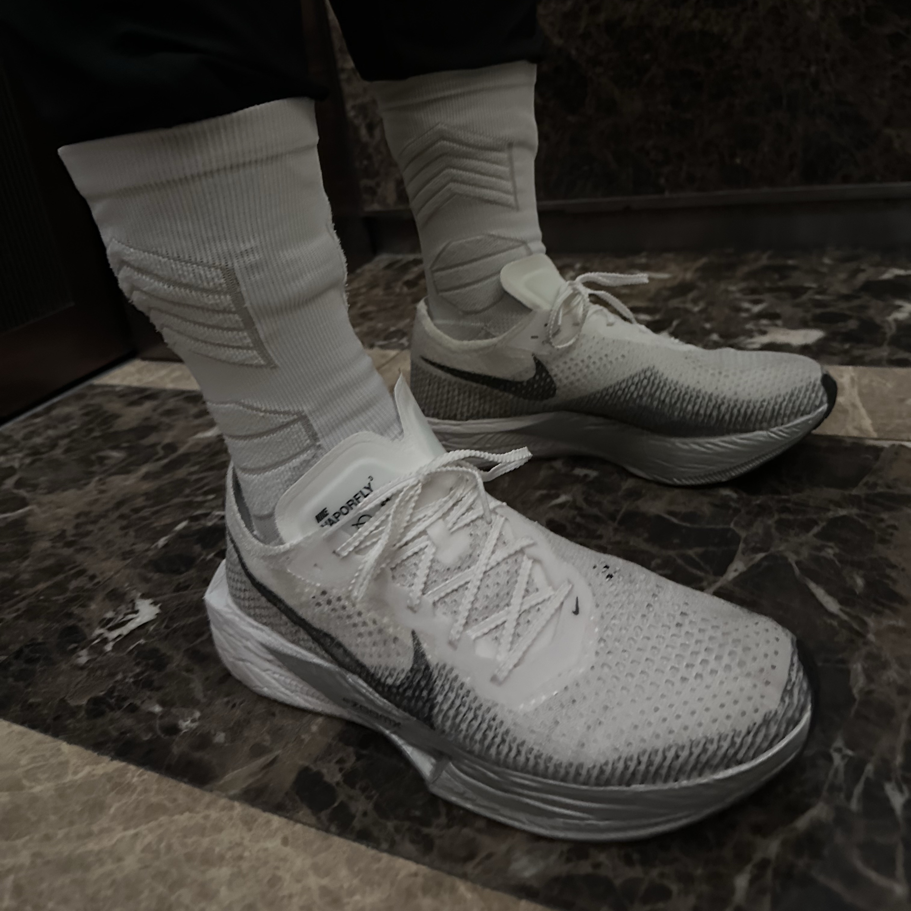 On Running Lightweight Cap Black, Nike ZoomX Vaporfly Next% 3 White Grey 착용 스타일 - 2