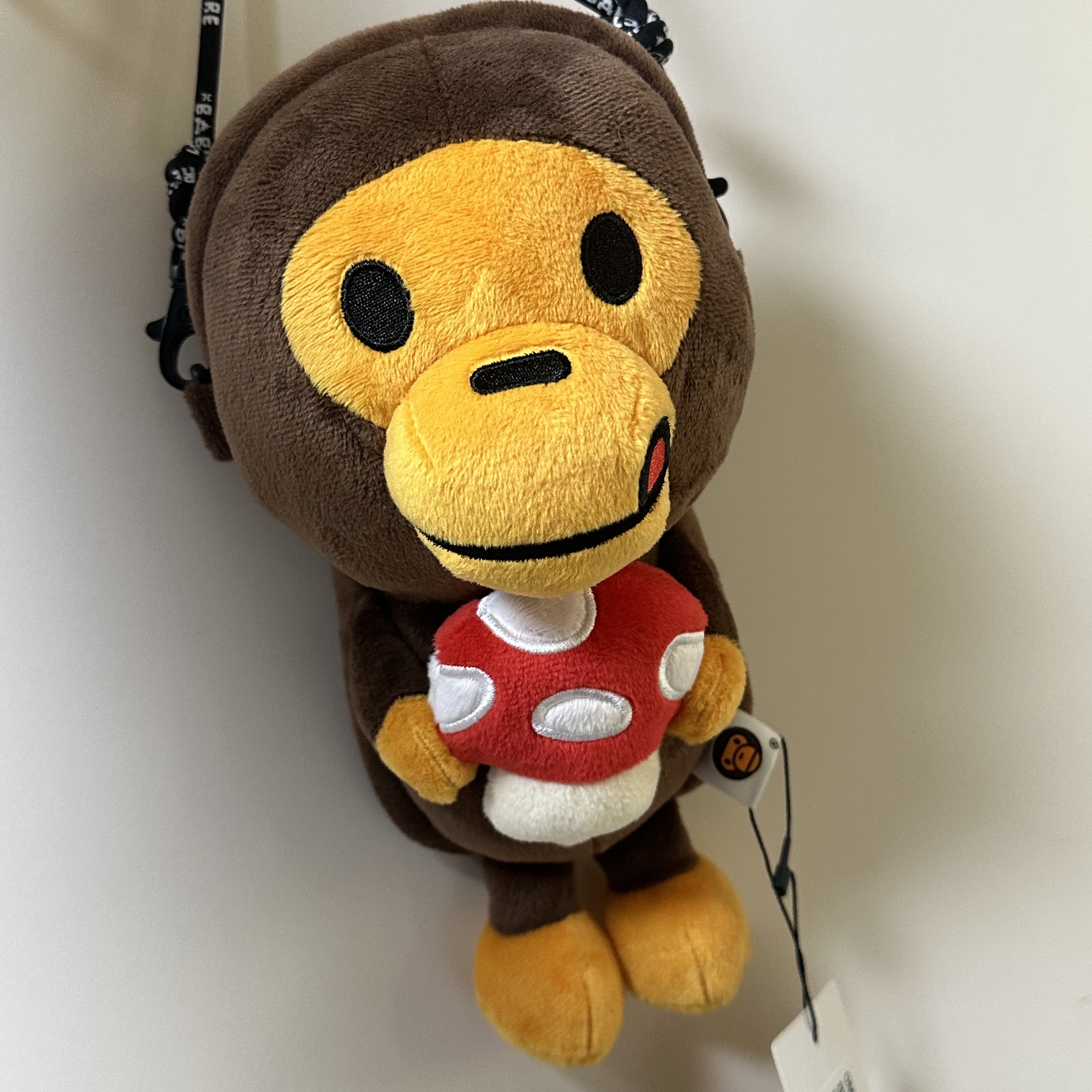 BAPE Baby Milo Plush Mobile Bag Brown 착용 스타일