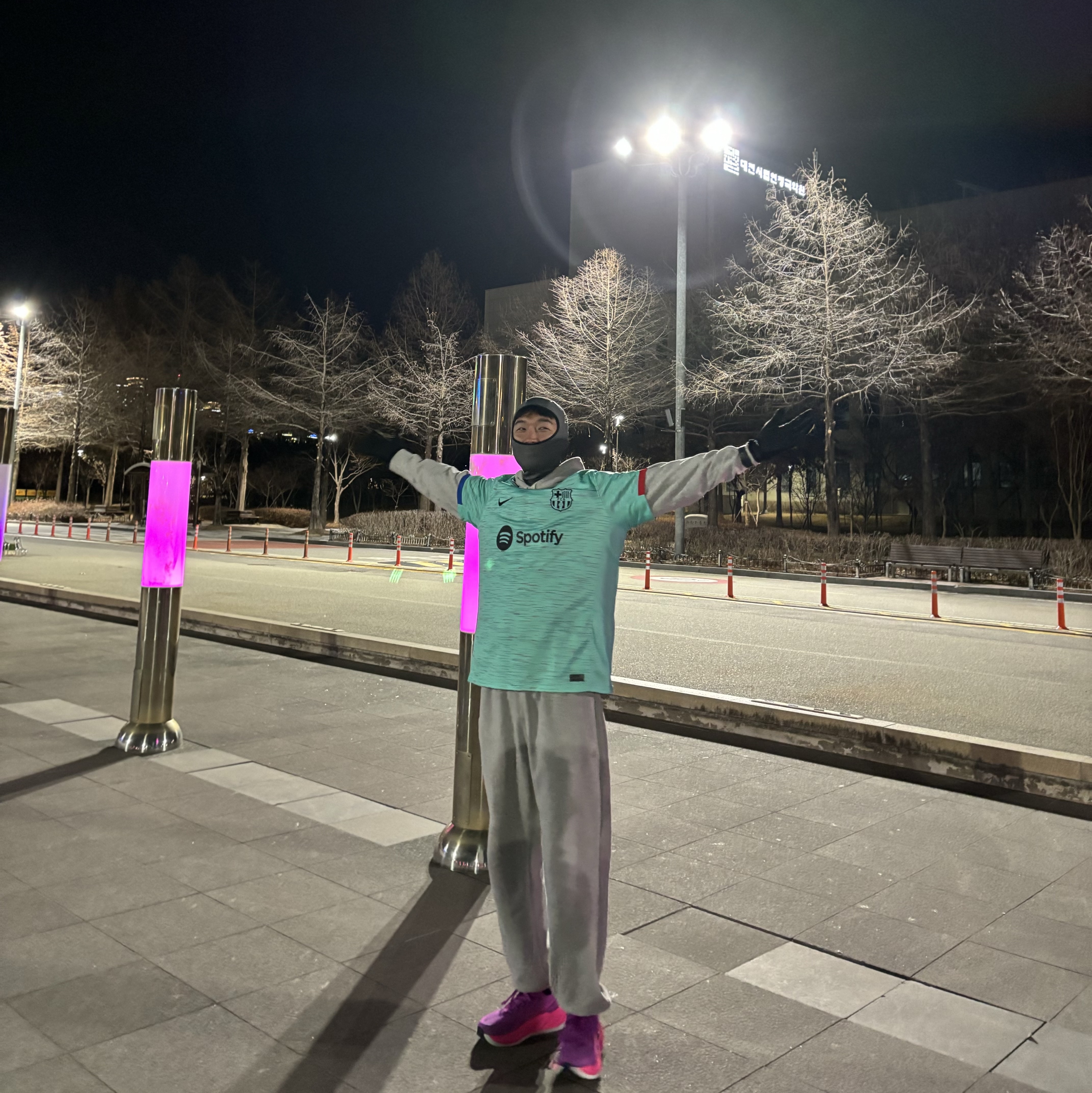 Asics Superblast 2 Bold Magenta Pink Glo, Nike ACG Dri-Fit Balaclava Anthracite Summit White 착용 스타일 - 3