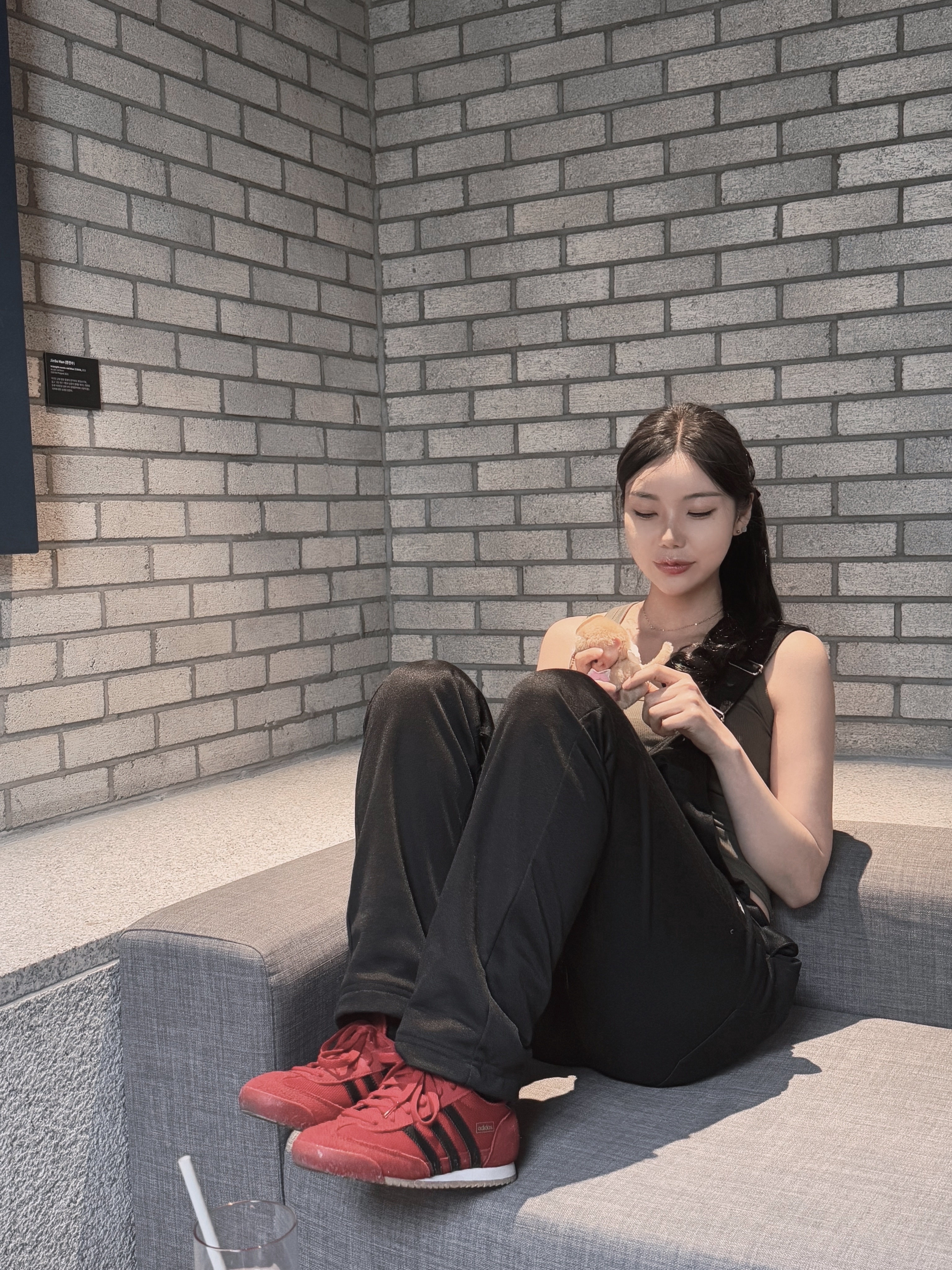 몬치치 SS 걸 키 체인 브라운, 아디다스 R71 팀 빅토리 레드 코어 블랙 착용 스타일 - 2