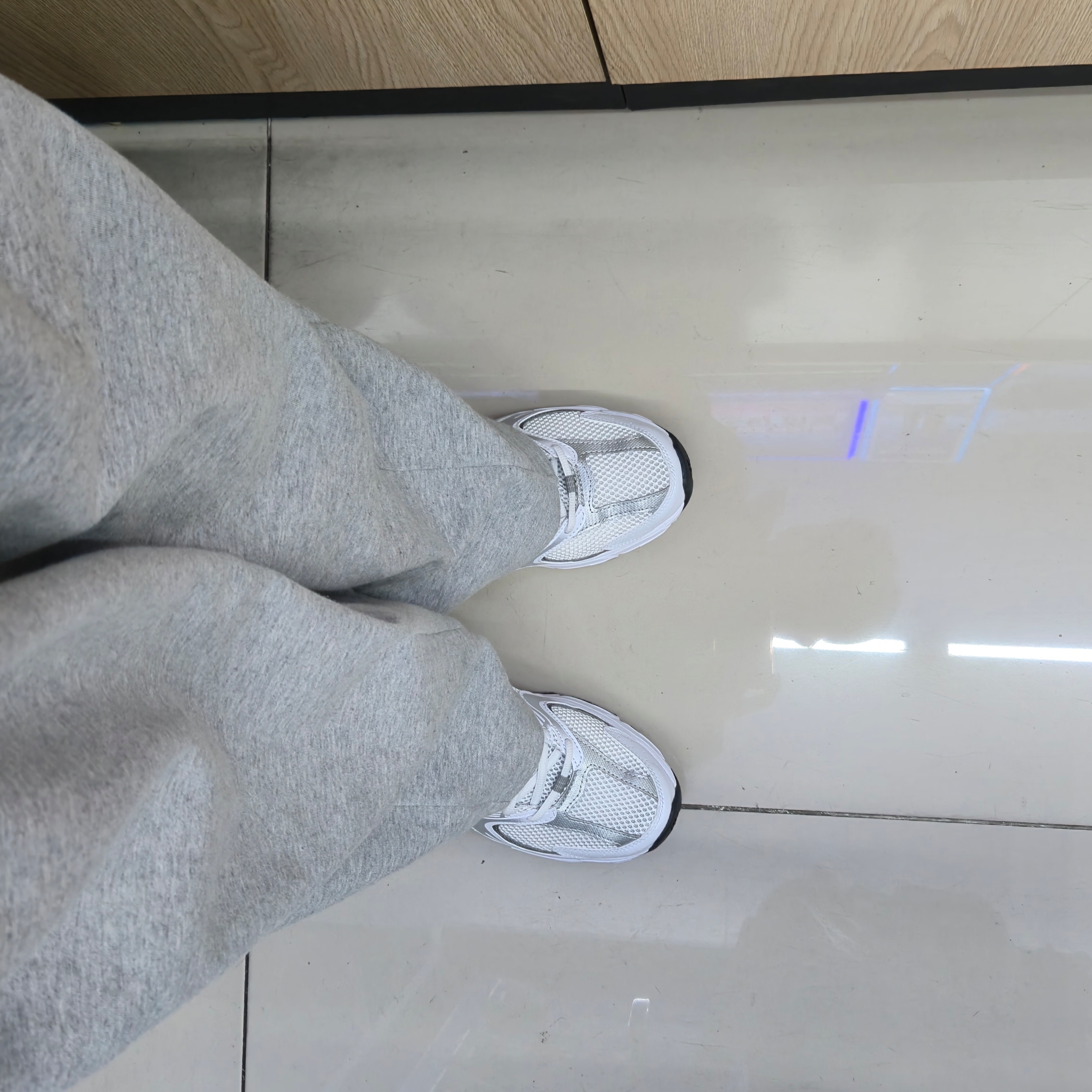 New Balance 530 White Silver 착용 스타일