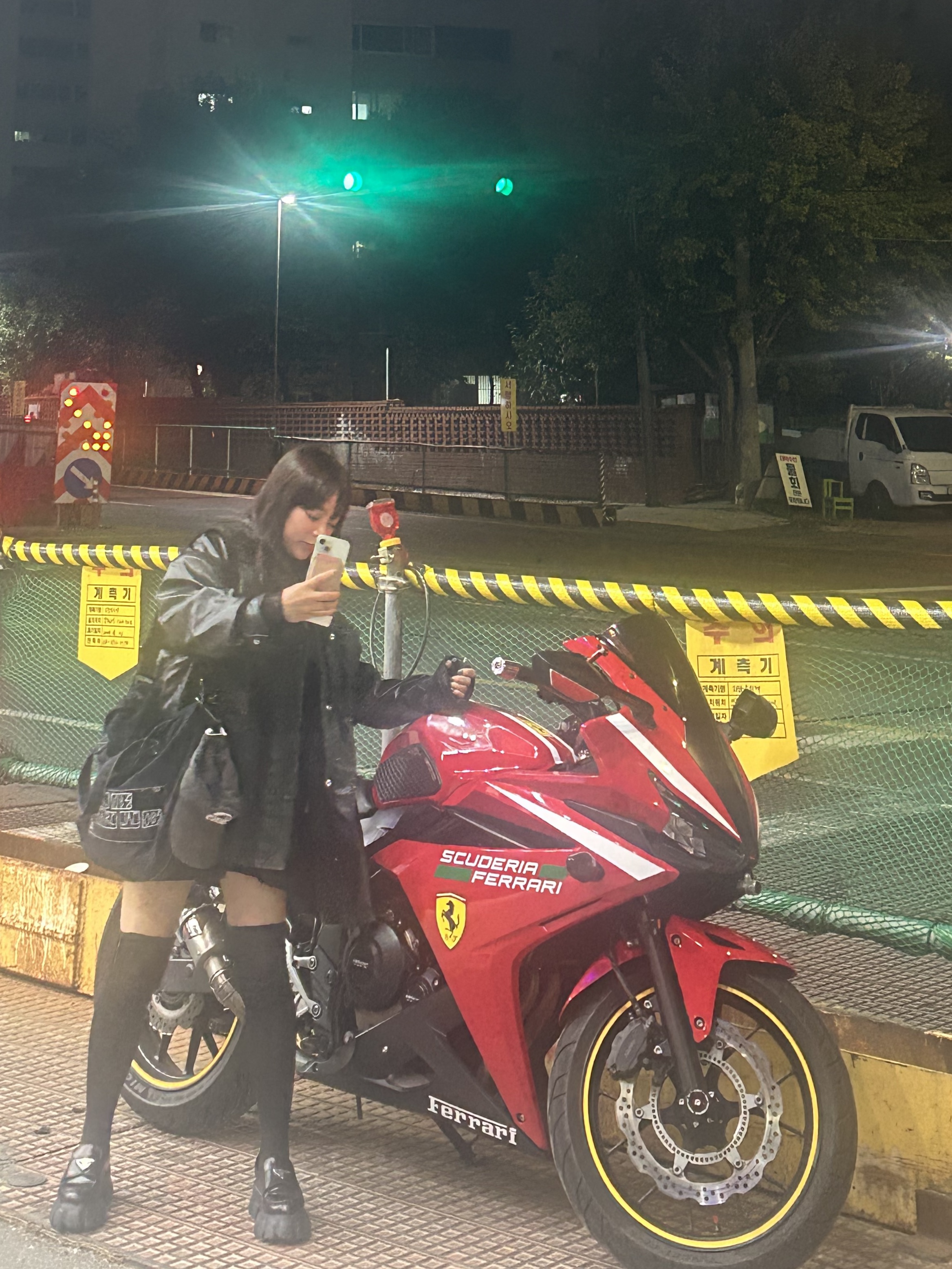 프라다 모놀리스 브러쉬드 레더 로퍼 블랙, 이미스 뉴 로고 피그먼트 볼캡 블랙 착용 스타일 - 4
