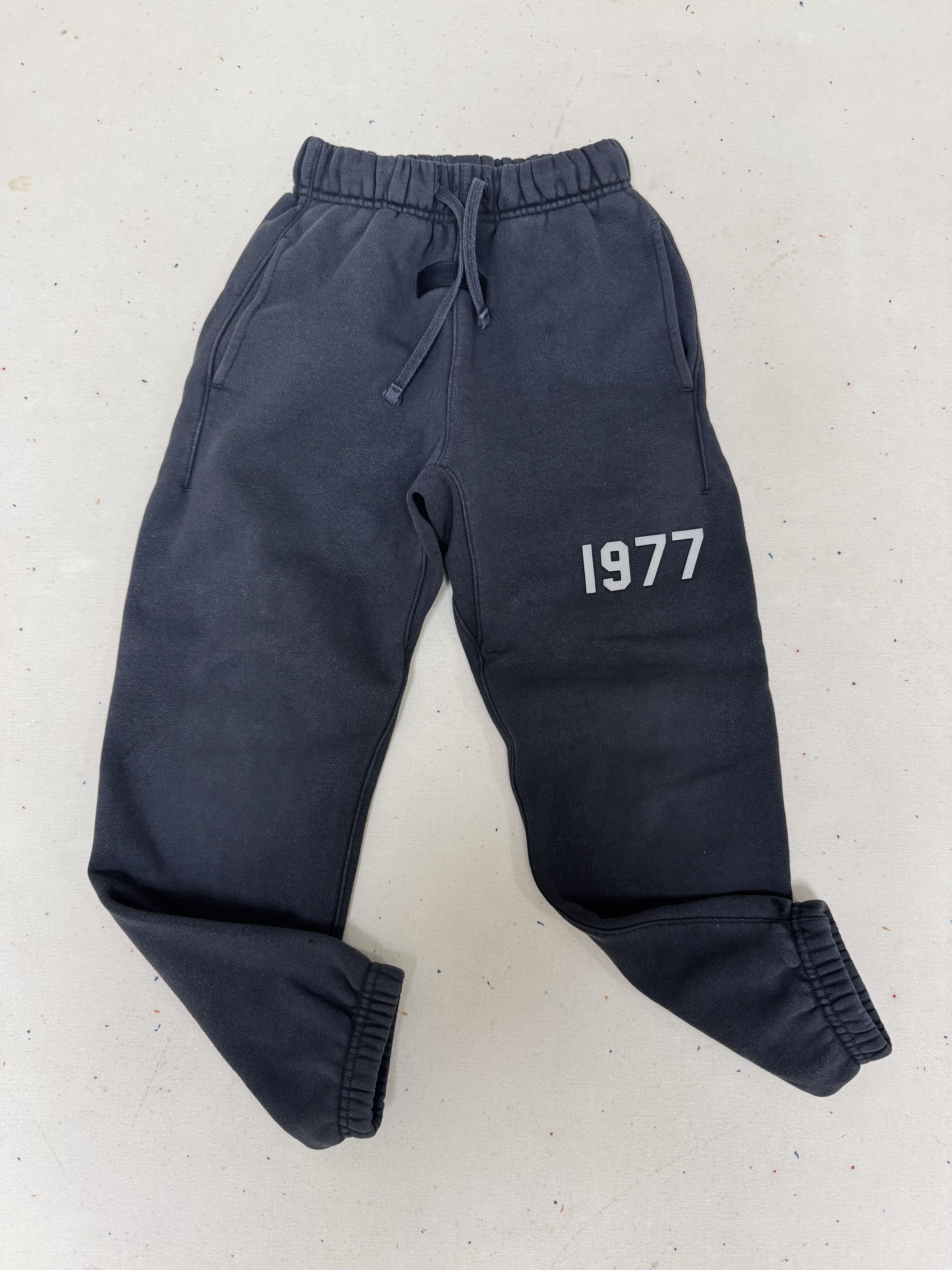 (Kids) Essentials 1977 Sweatpants Iron - 22SS 착용 스타일