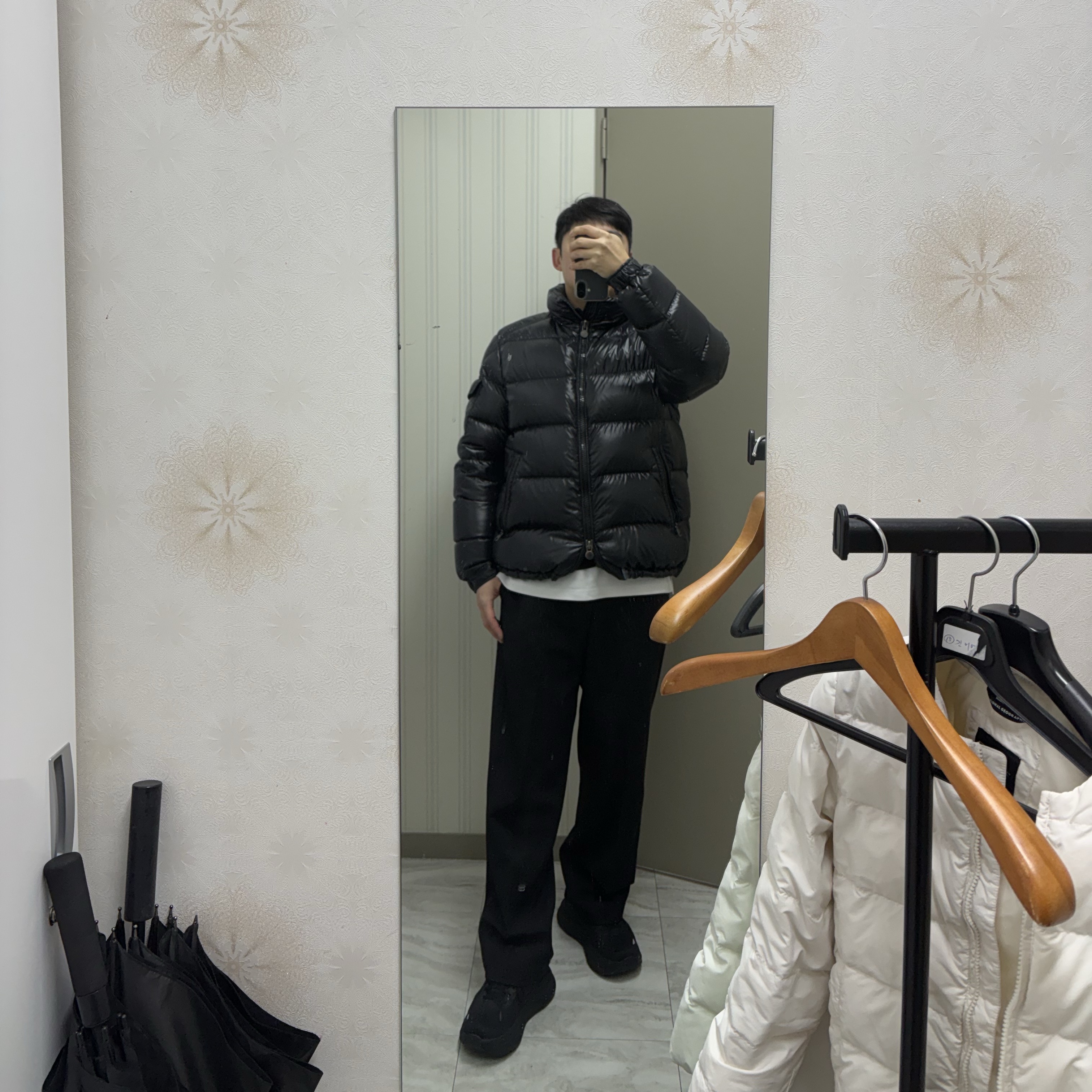 Moncler Maya Short Down Jacket Black - 23FW, Hoka Bondi 9 Black - Wide 착용 스타일