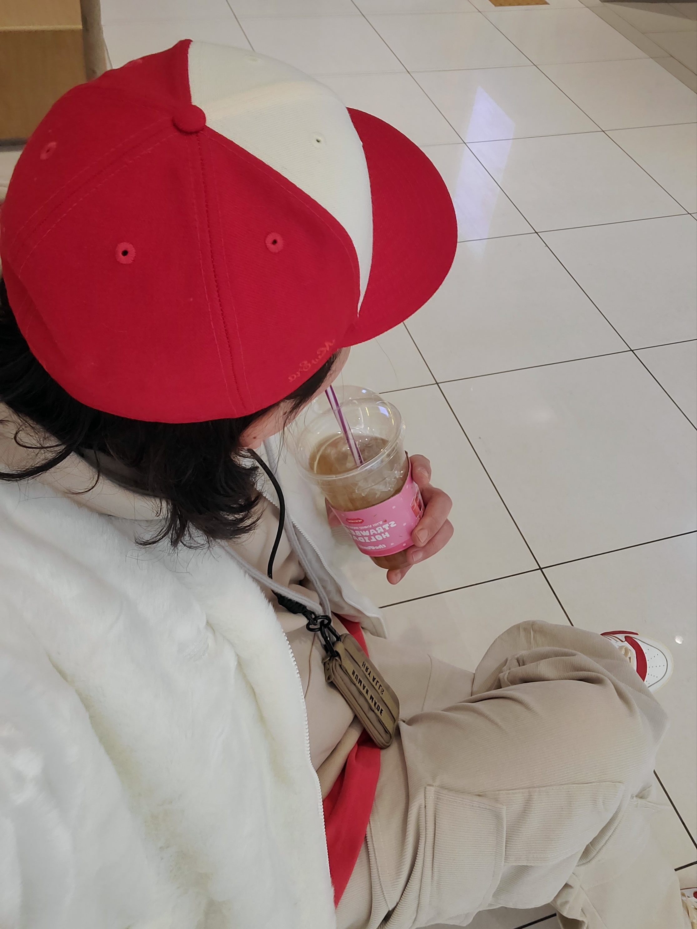 Essentials x New Era 59FIFTY Fitted Cap Scarlet, Human Made Military Card Case Beige 착용 스타일 - 1