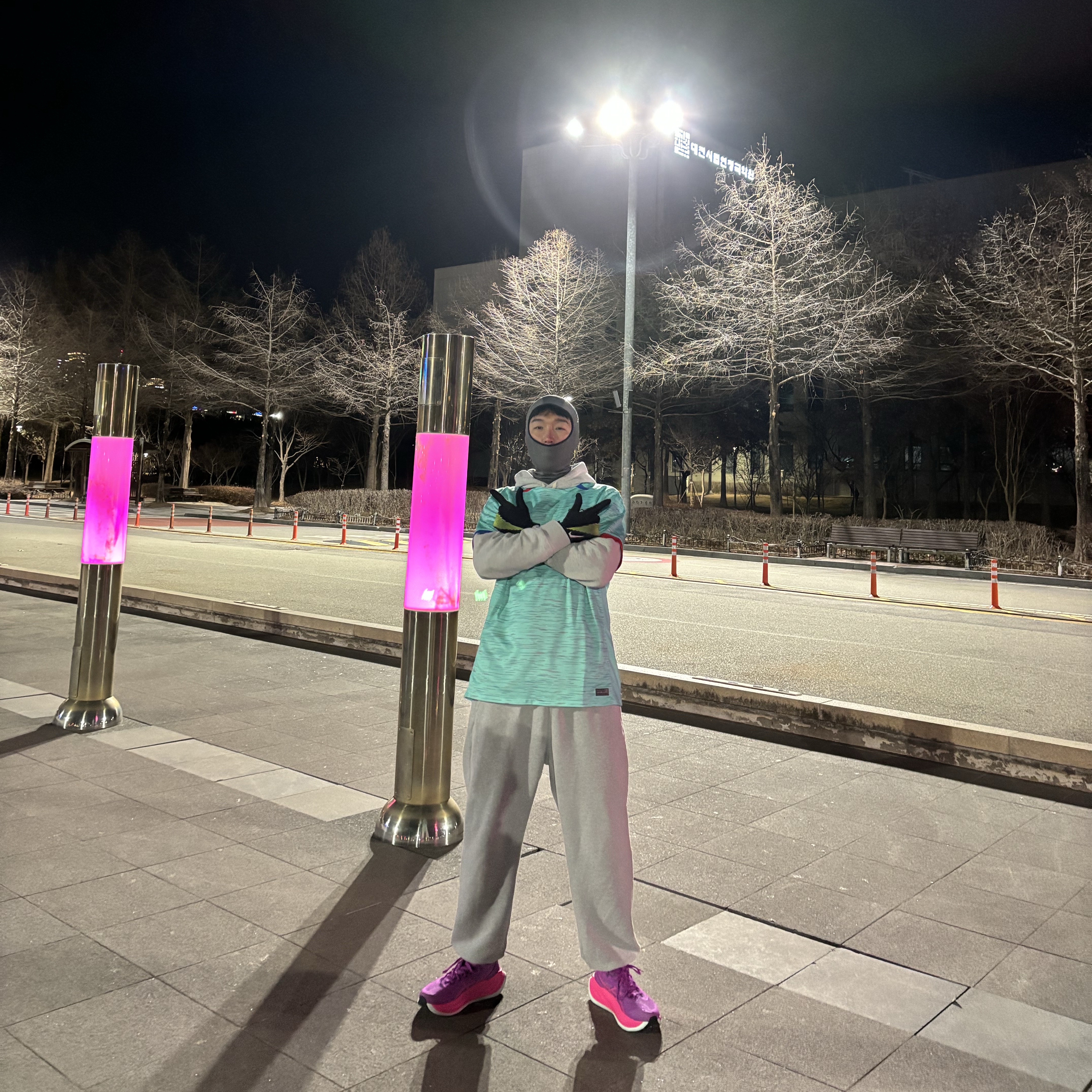 Asics Superblast 2 Bold Magenta Pink Glo, Nike ACG Dri-Fit Balaclava Anthracite Summit White 착용 스타일 - 2