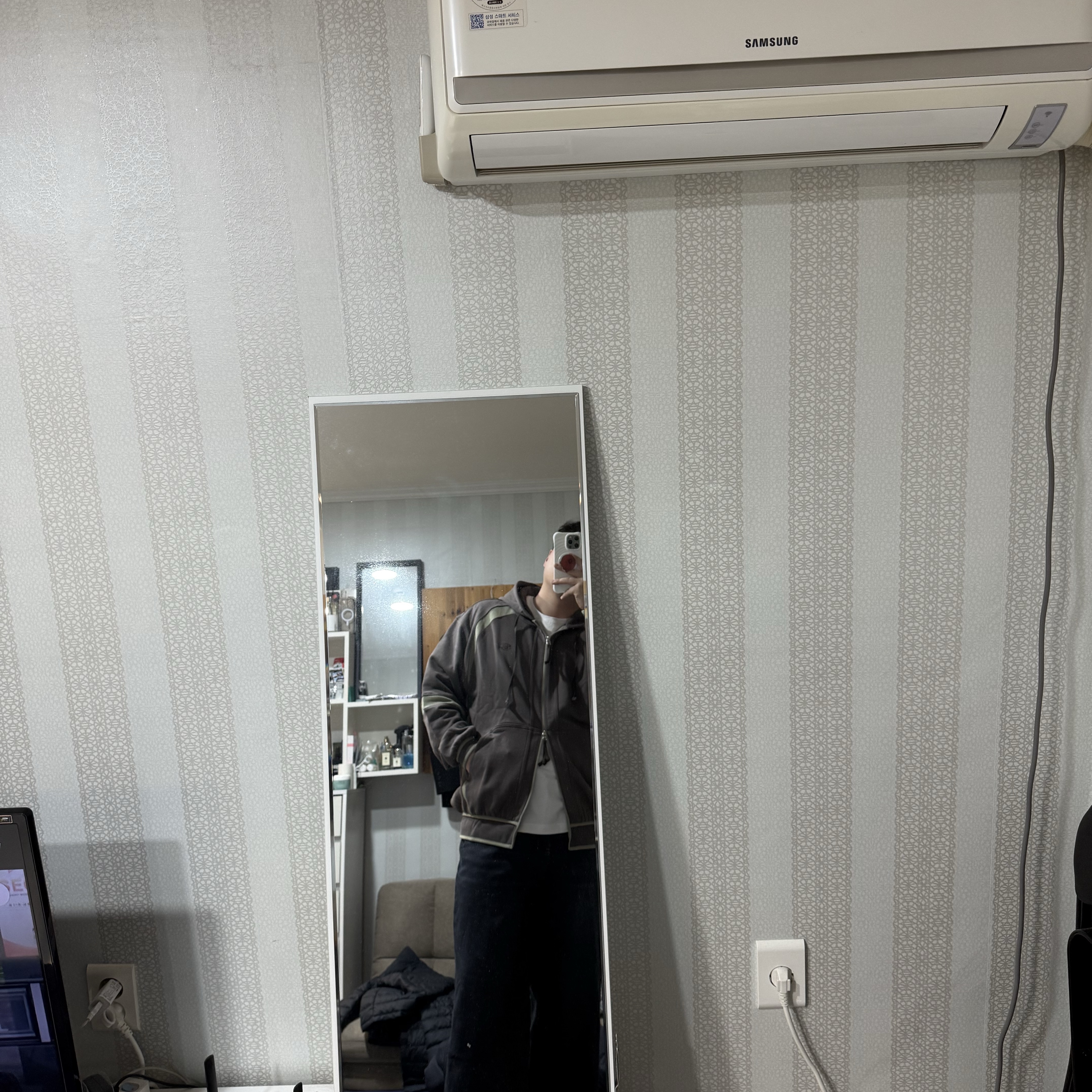 Sansan Gear Oblique Hoodie Zip-Up Ash Brown 착용 스타일 - 2