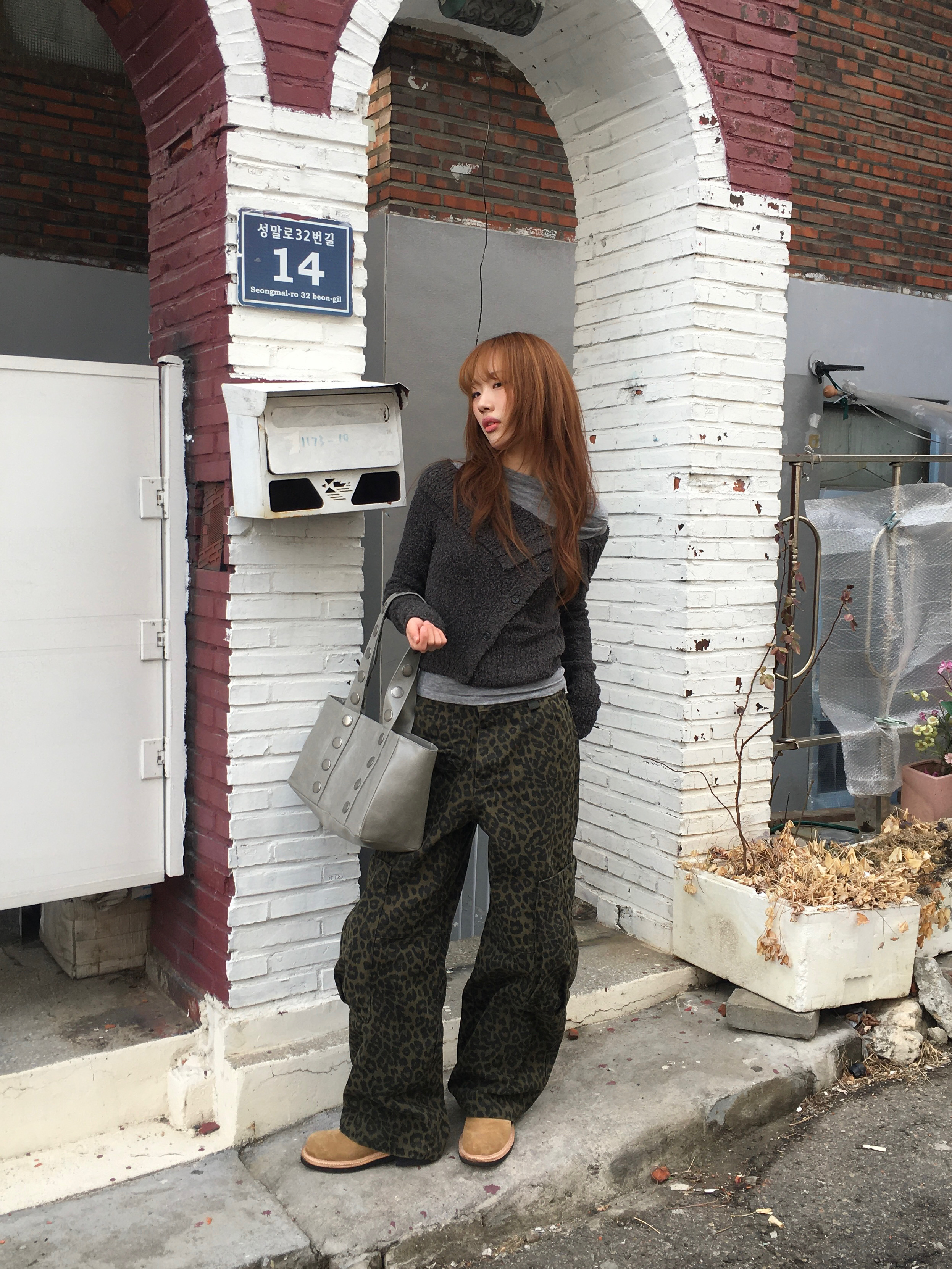 Karactor Lumping Cargo Pants Leopard Khaki 착용 스타일 - 2