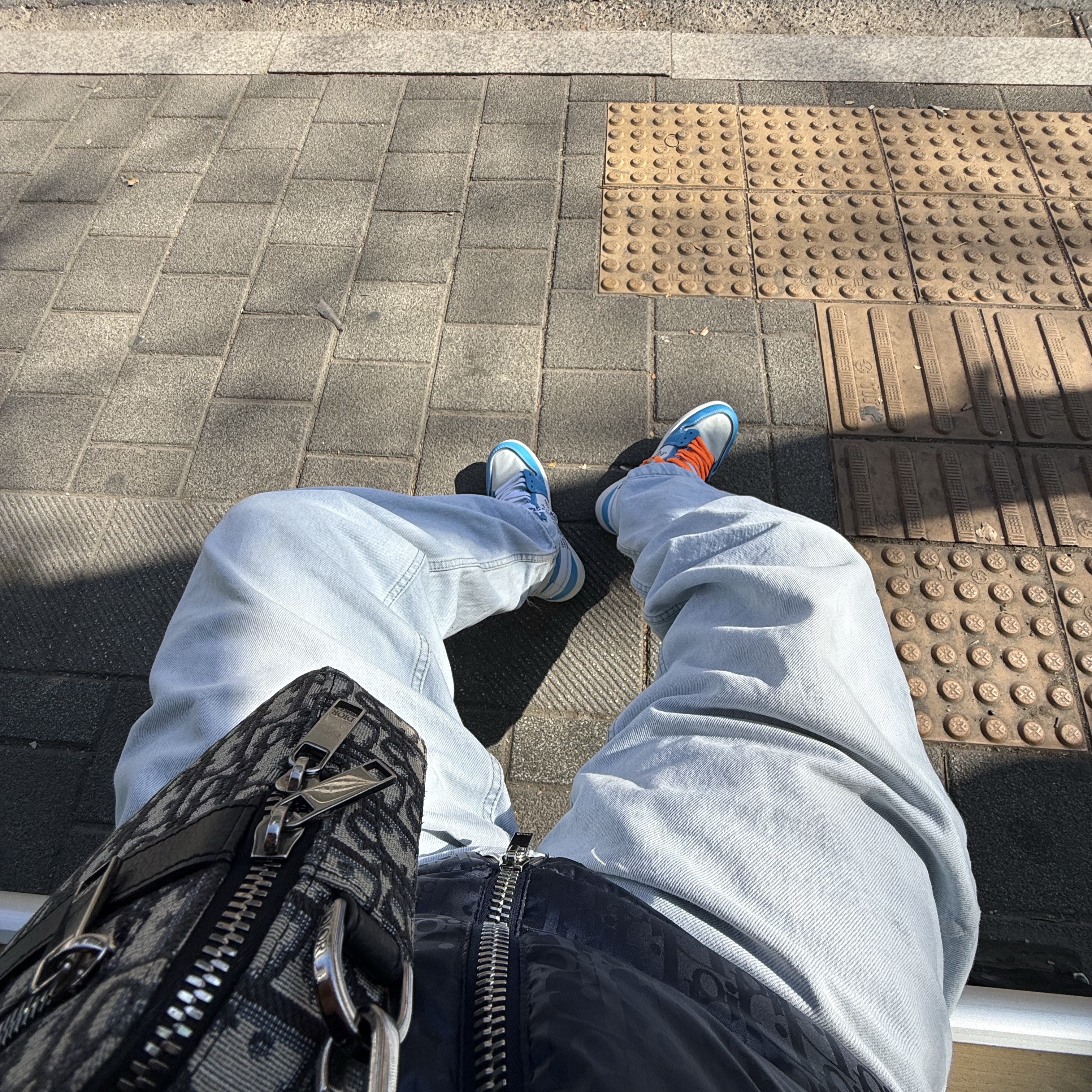 Jordan 1 x Off-White Retro High University Blue, Essentials The Core Collection Crewneck Sweatshirt Light Oatmeal 착용 스타일 - 3