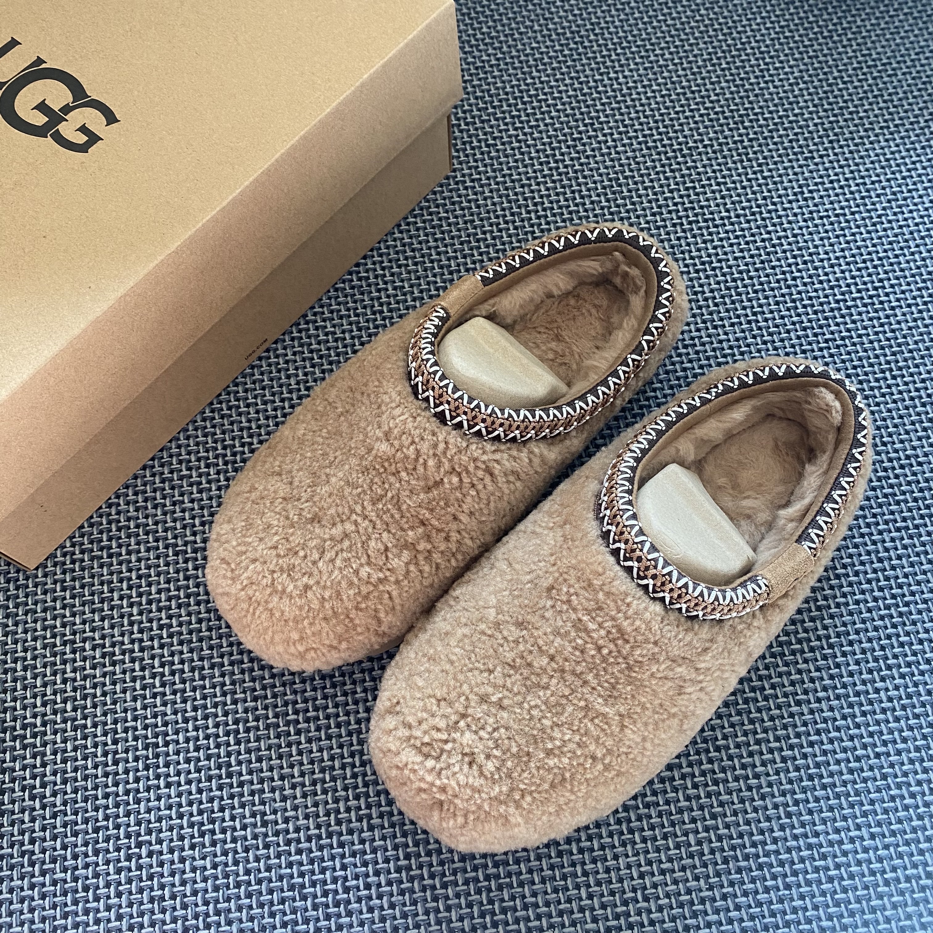 (W) UGG Maxi Curly Tasman Slipper Chestnut 착용 스타일