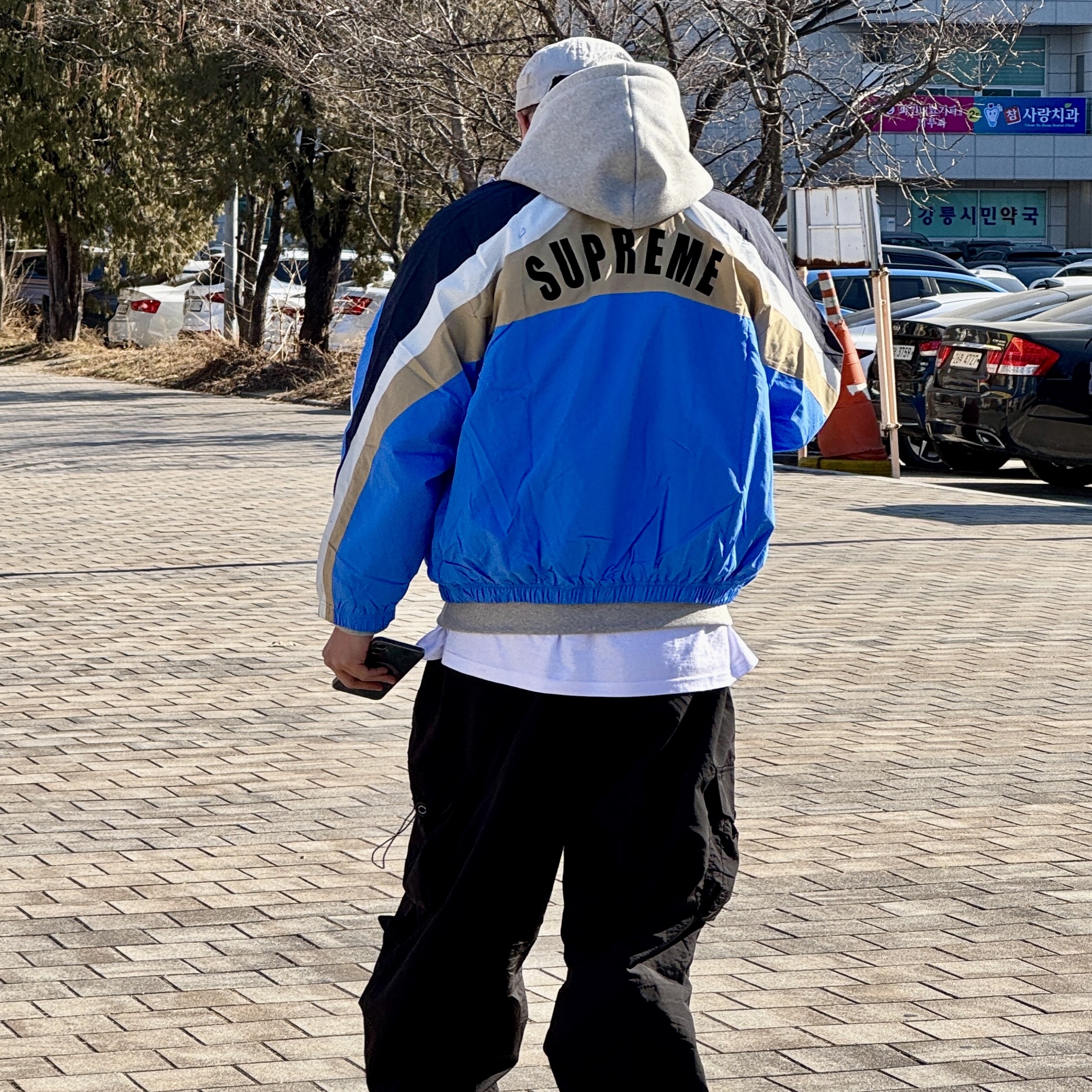 Supreme x Umbro Track Jacket Blue - 23SS, Supreme Mesh Pocket Camp Cap Silver - 24FW 착용 스타일 - 1