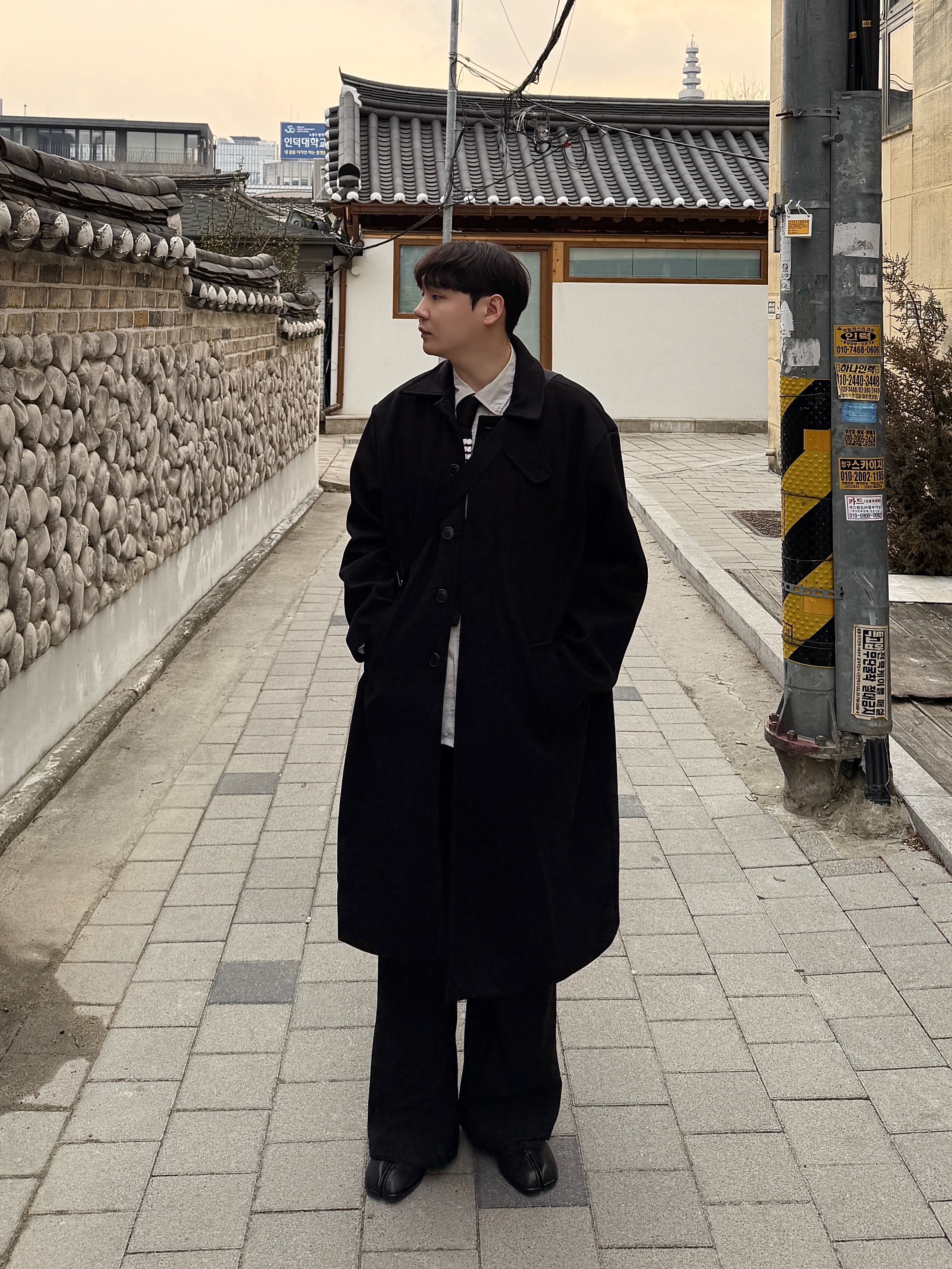 Maison Margiela Slip-On Tabi Shoes Black, Thom Browne Silk Knit 4-Bar Tie Black 착용 스타일 - 2