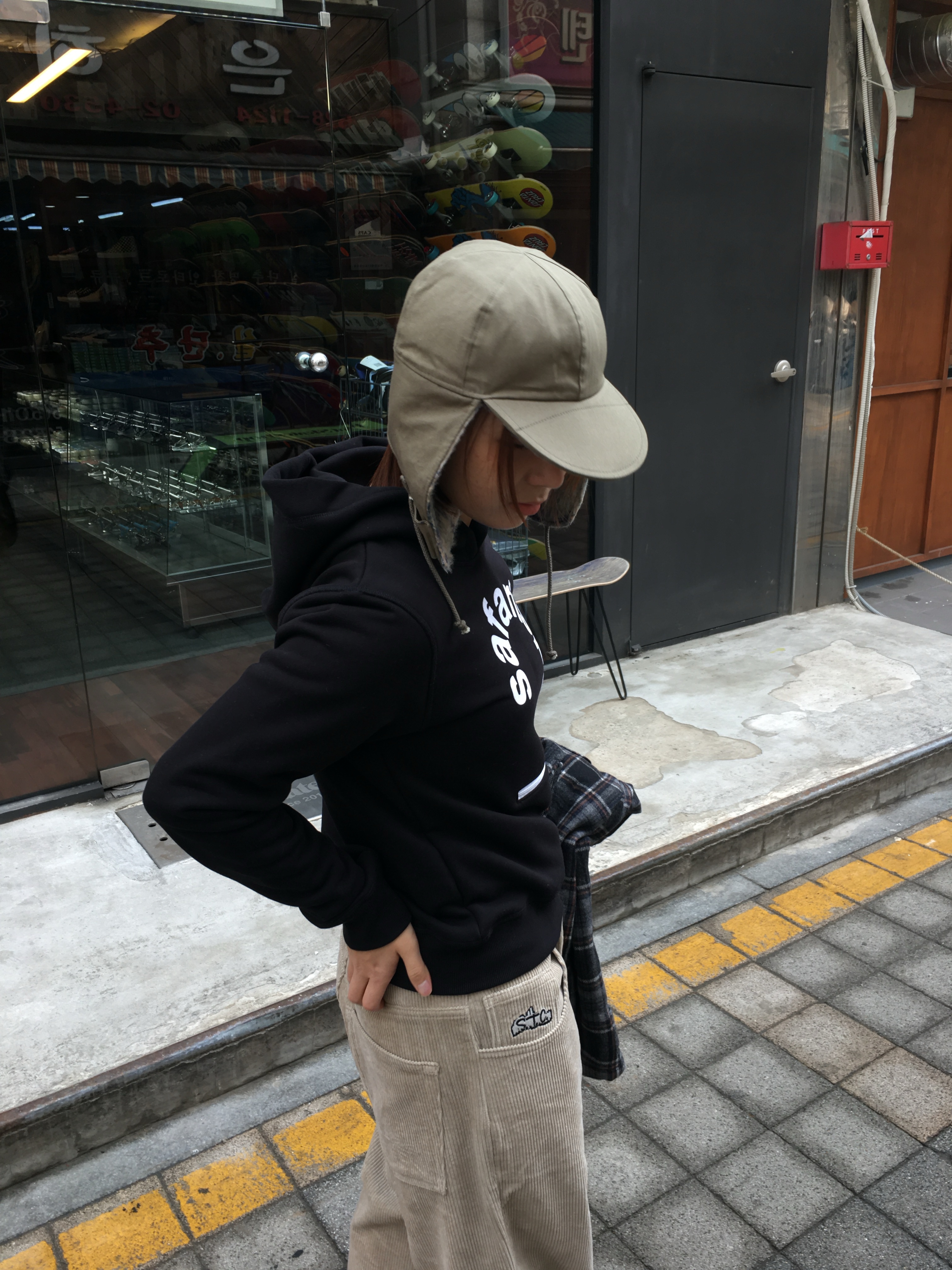 Safarispot 1/2 S.T.C CITY HOODIE BALCK, S.T.C EAR FLAP CAP KHAKI 착용 스타일