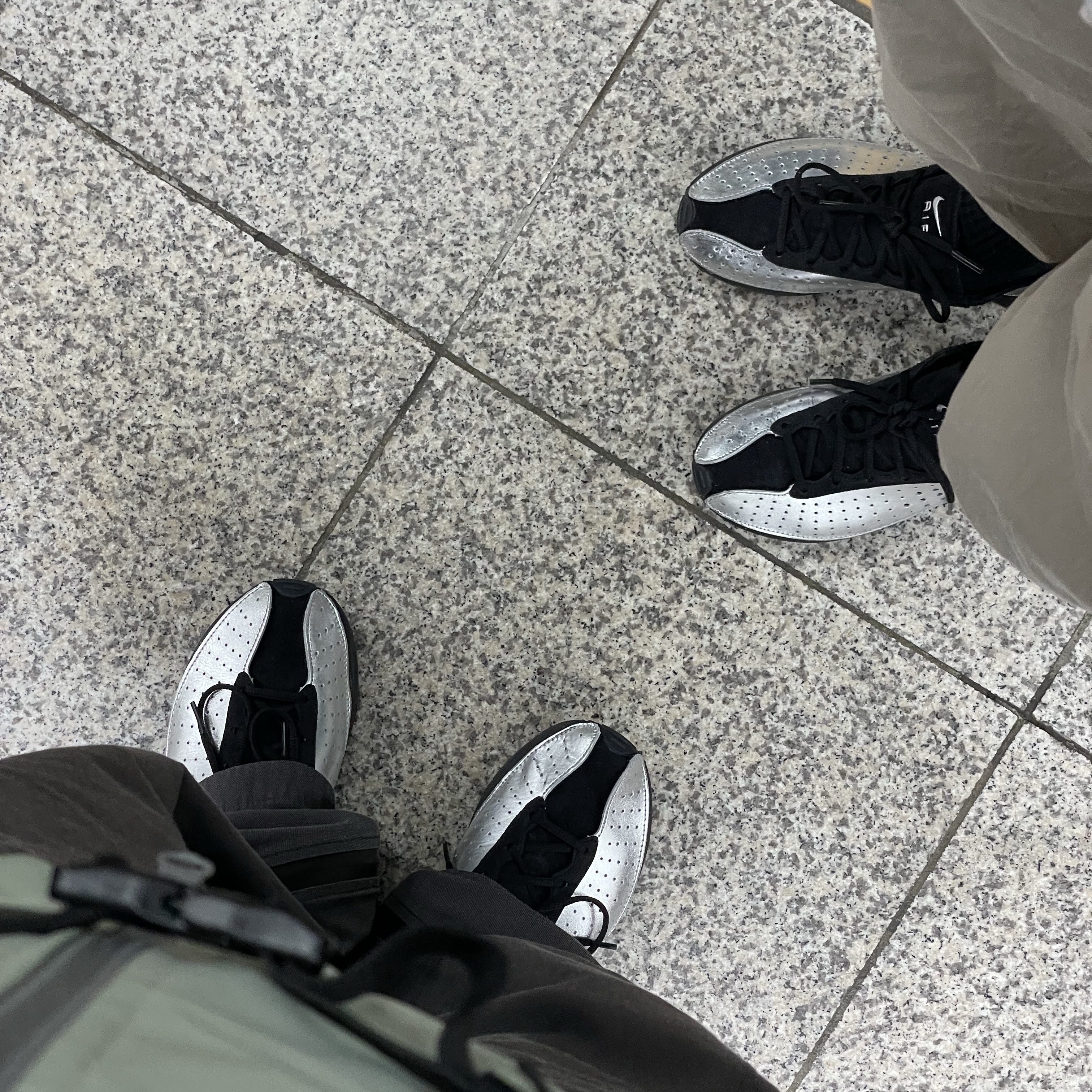 (W) Nike Air Superfly Metallic Silver and Black 착용 스타일