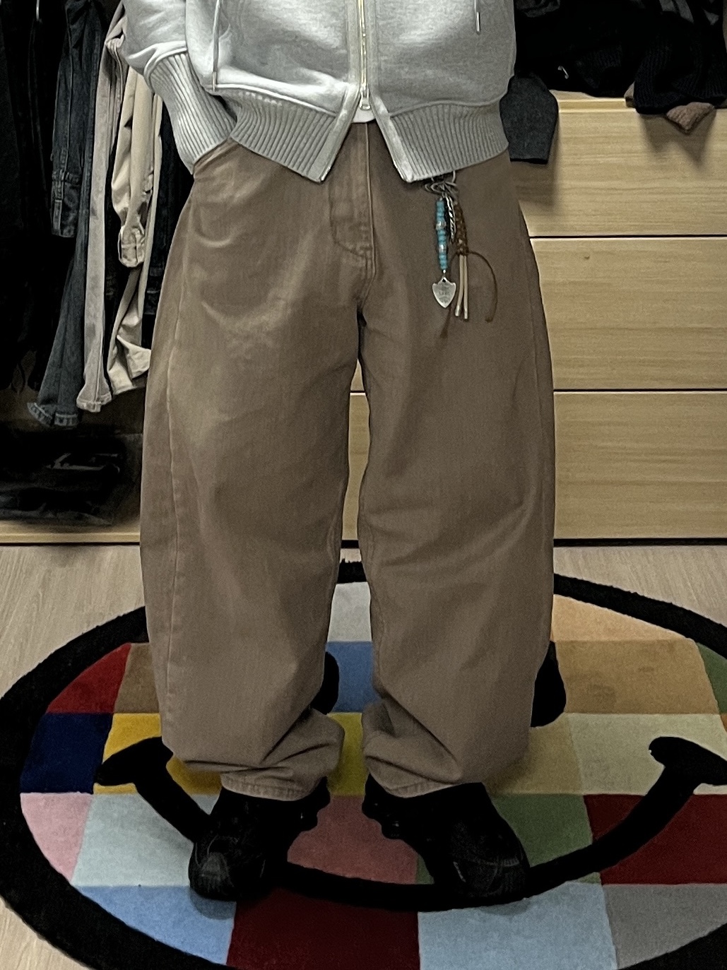 (W) 나이키 샥스 R4 블랙, 해칭룸 커브진 워시드 올리브 착용 스타일 - 1