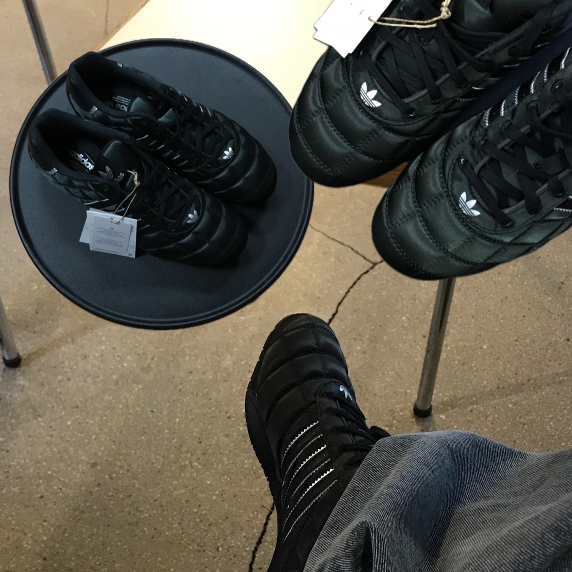 (W) Adidas Adiracer Lo Core Black Silver Metallic 착용 스타일 - 1