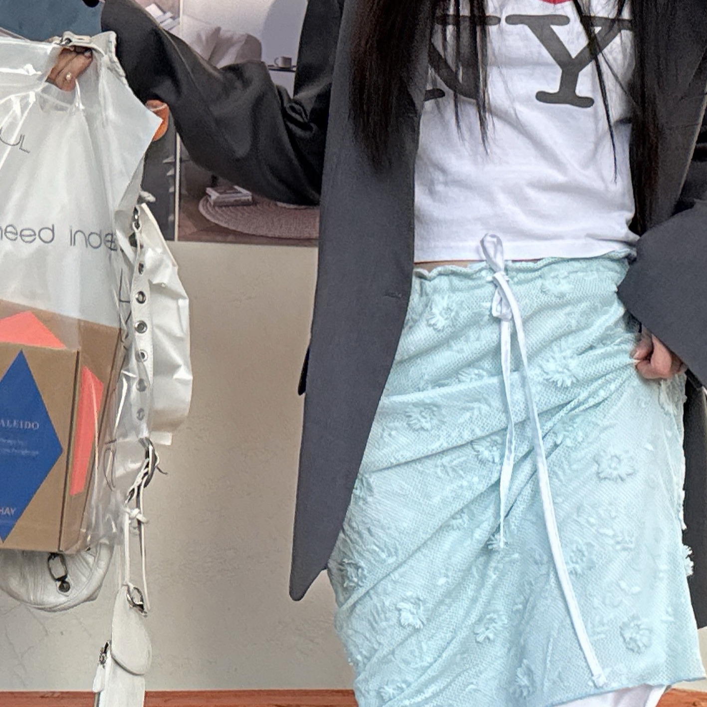 Balenciaga Arena Lambskin Le Cagole XS Shoulder Bag White, Nike x Martine Rose Shox MR4 Black 착용 스타일 - 5