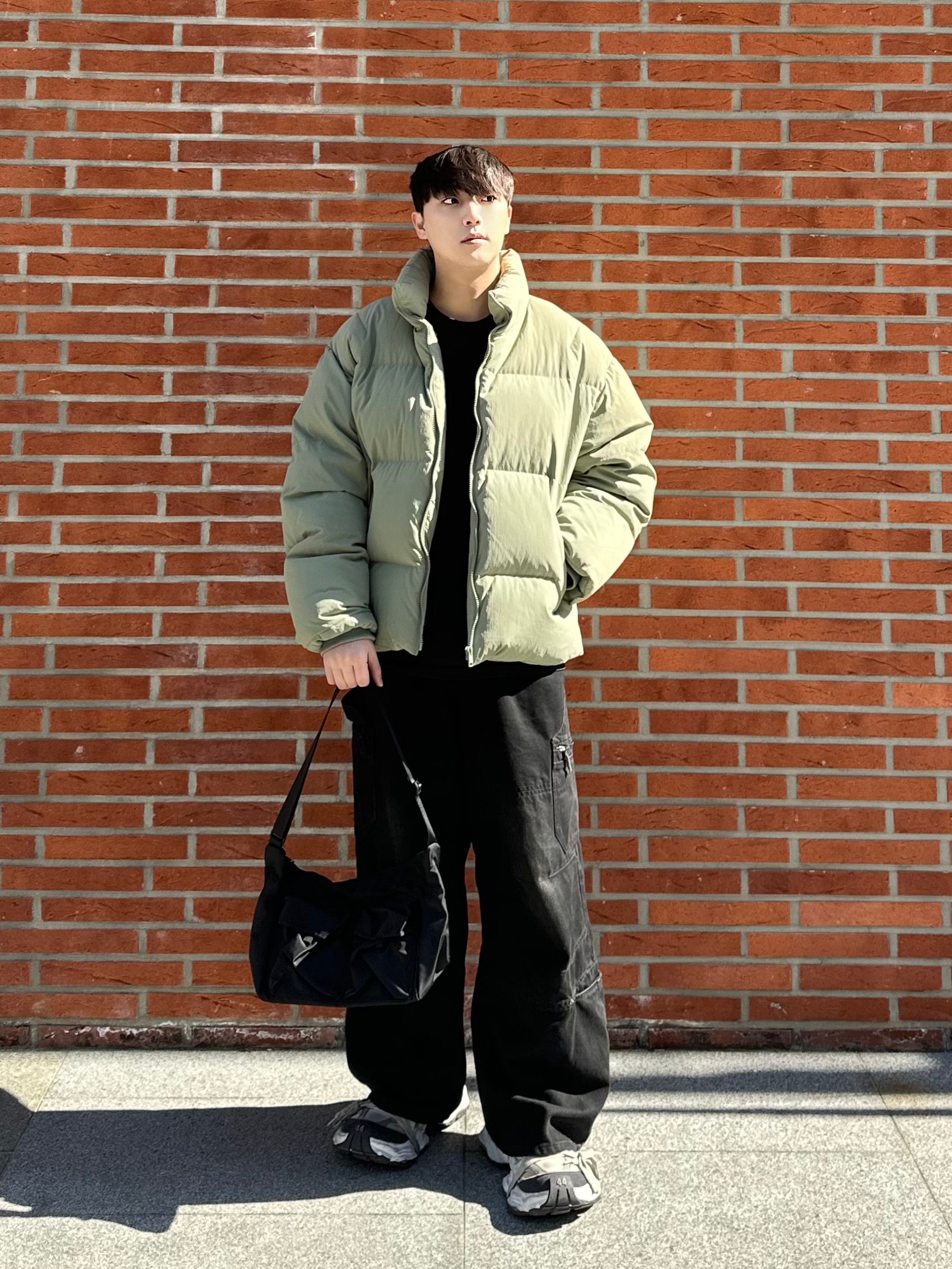 Balenciaga Cargo Sneakers White Grey 착용 스타일 - 1