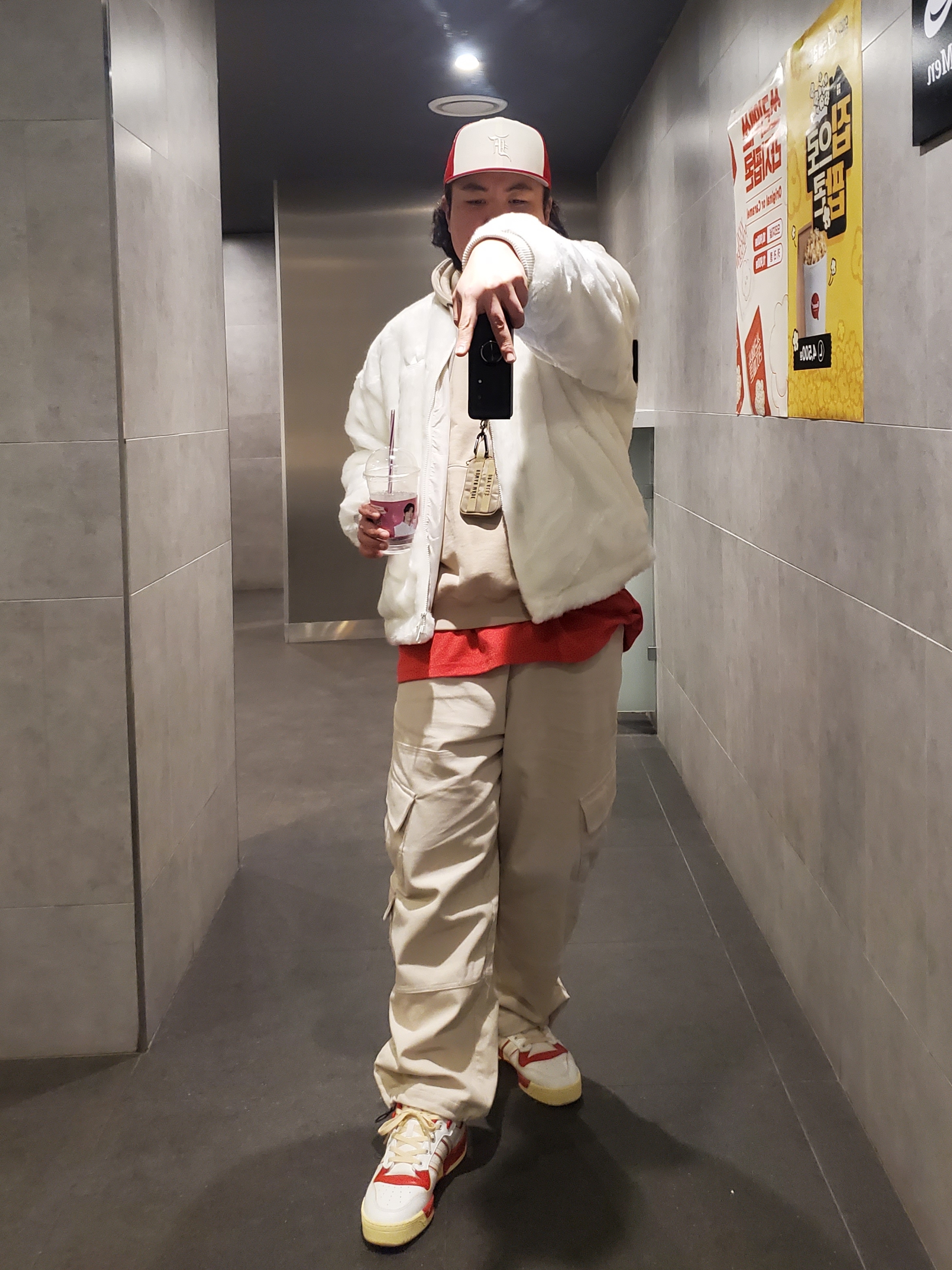Essentials x New Era 59FIFTY Fitted Cap Scarlet, Human Made Military Card Case Beige 착용 스타일 - 3