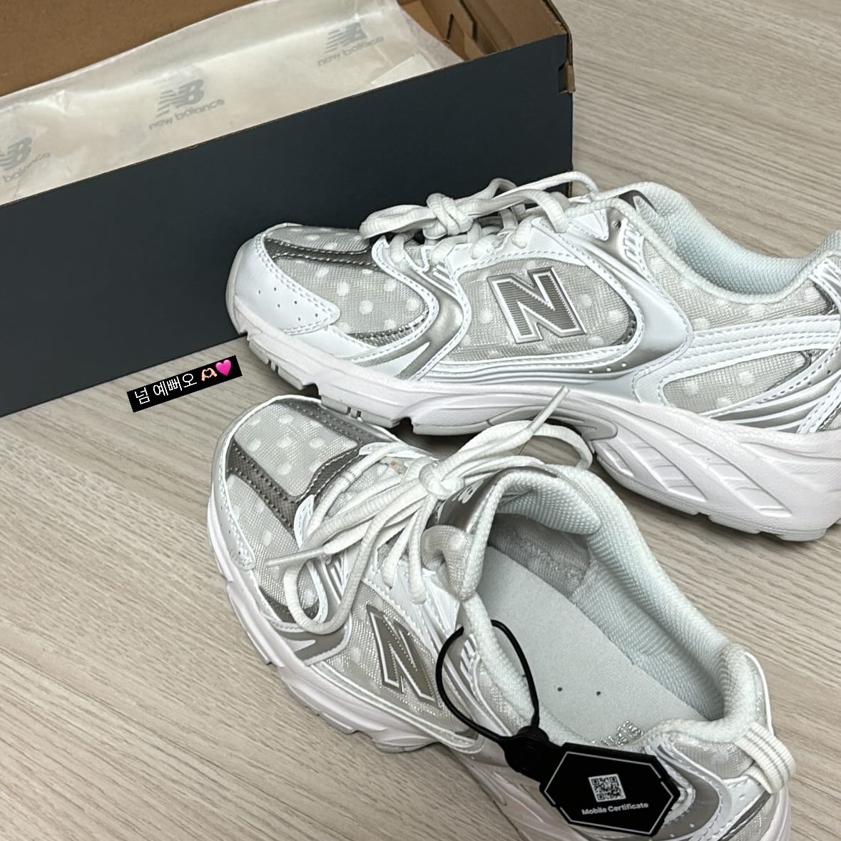 New Balance 530 White Silver Metallic 착용 스타일