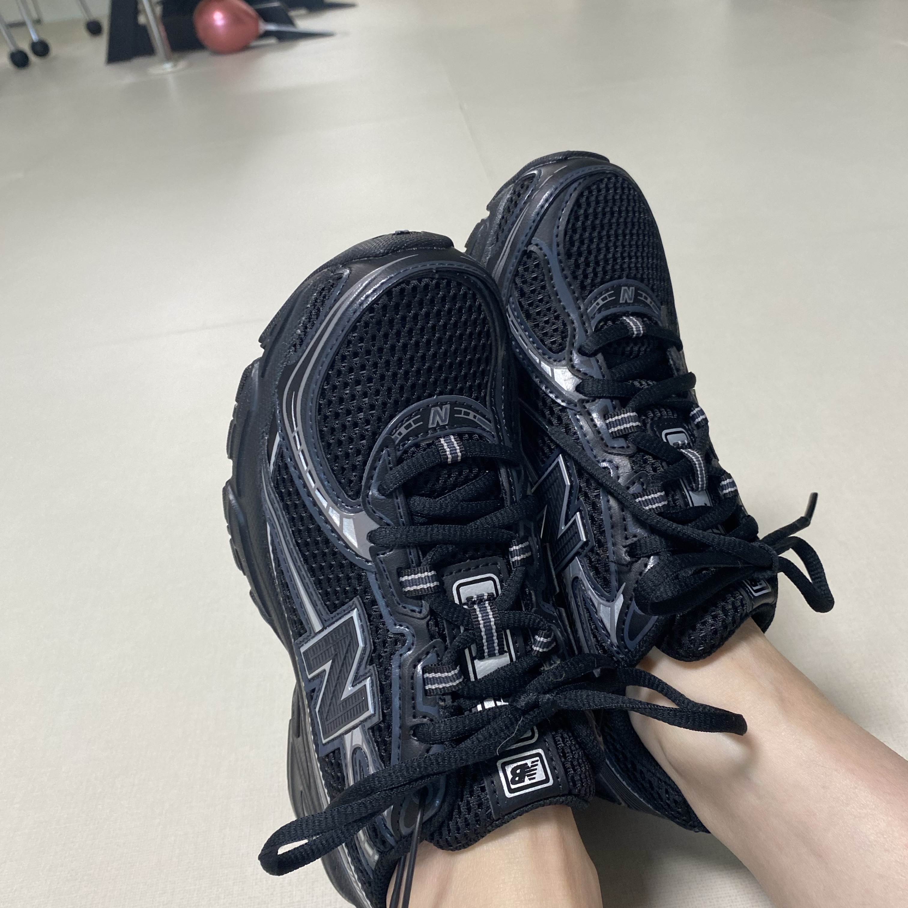 New Balance 740v2 Black Silver Metallic 착용 스타일 - 2