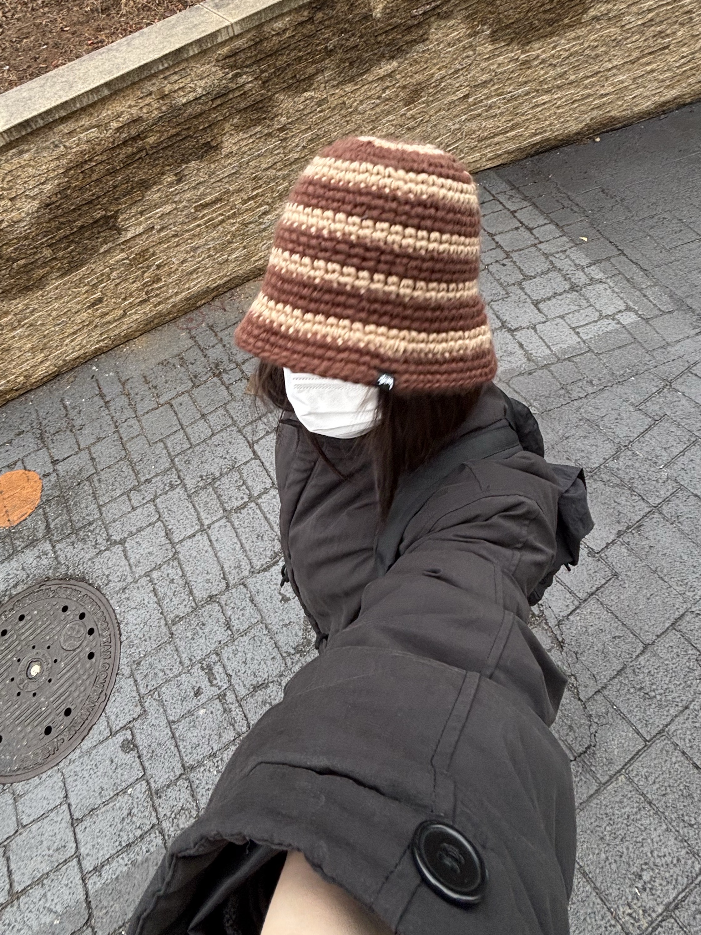 Stussy Swirl Knit Bucket Hat Brown 착용 스타일