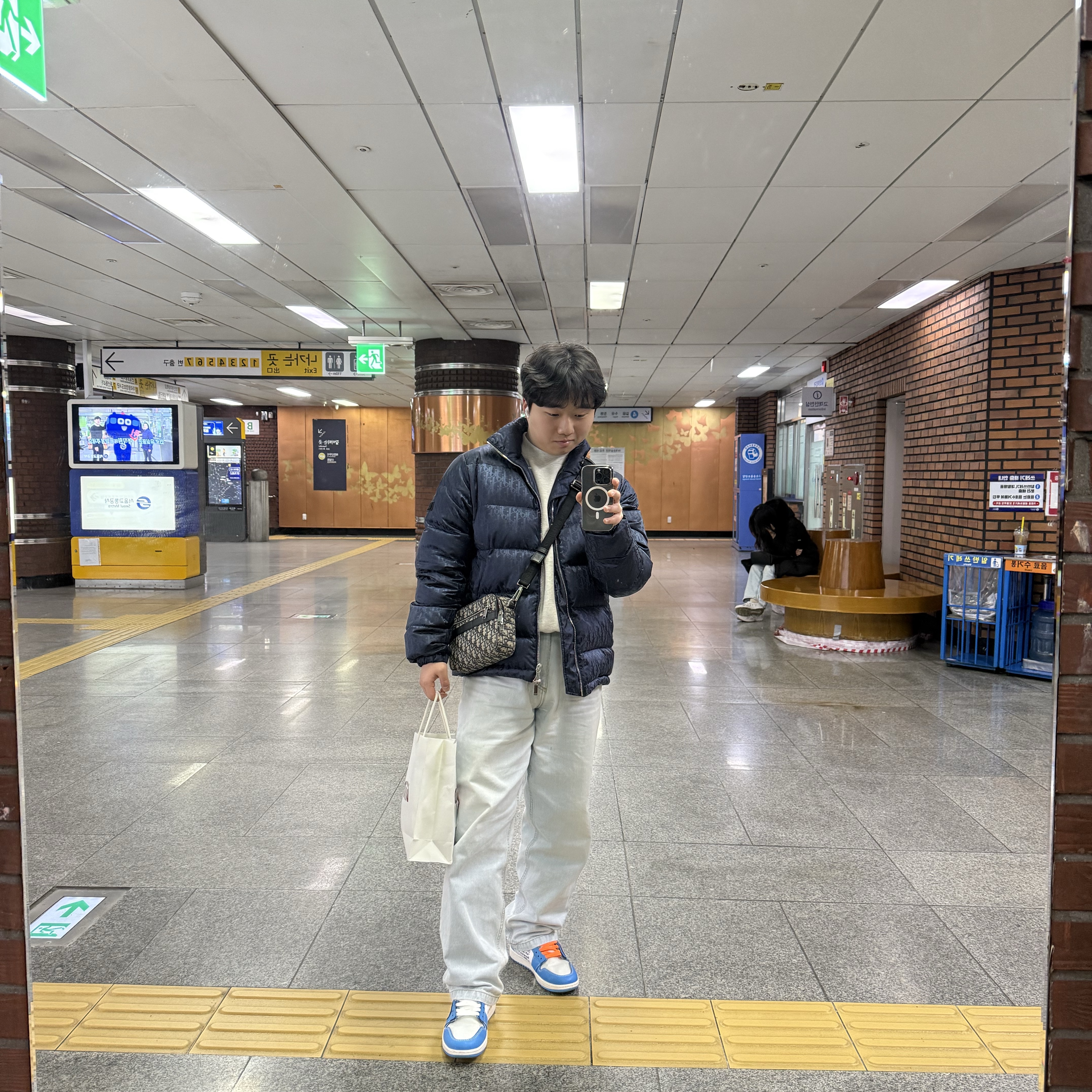 Jordan 1 x Off-White Retro High University Blue, Essentials The Core Collection Crewneck Sweatshirt Light Oatmeal 착용 스타일 - 1
