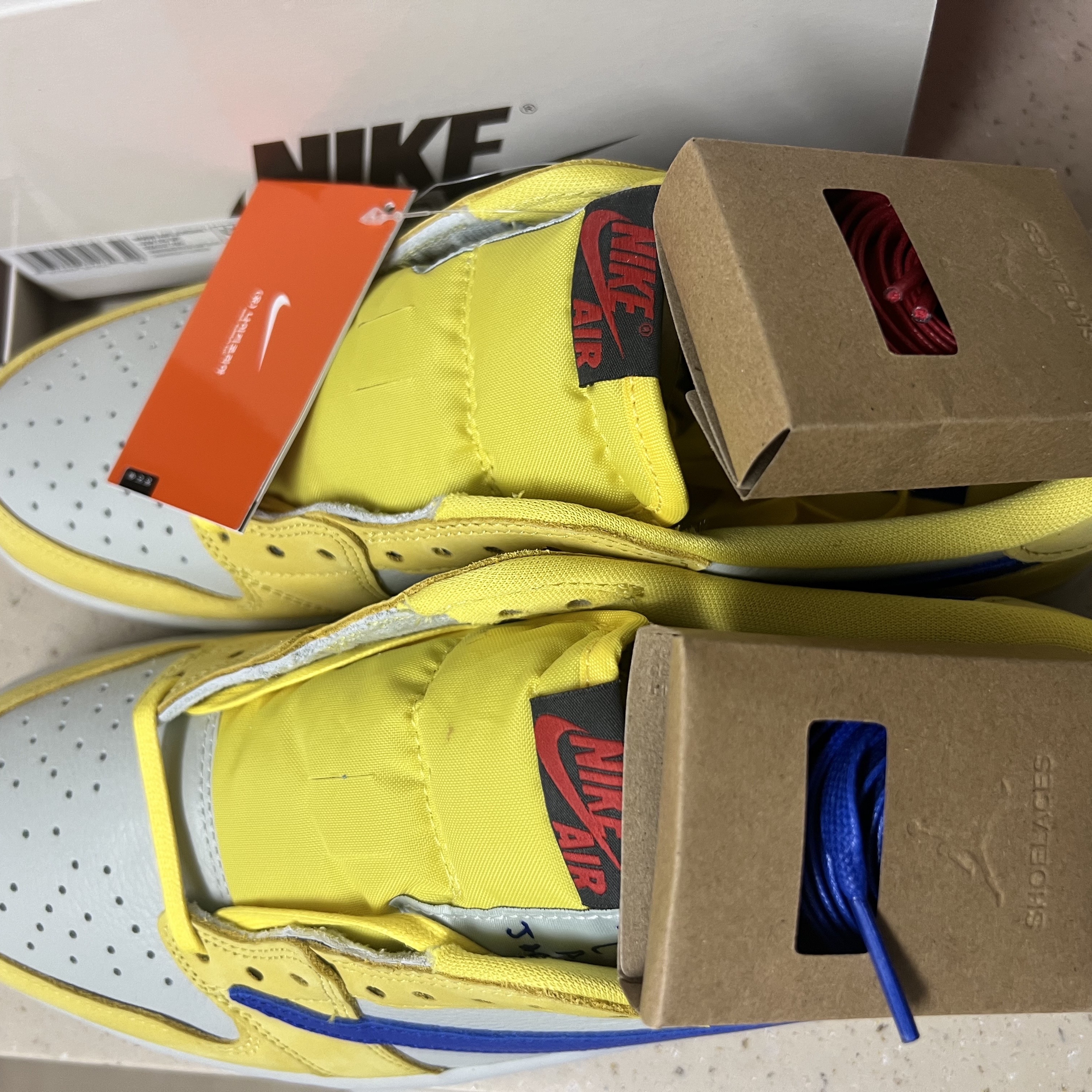 (W) Jordan 1 x Travis Scott Retro Low OG SP Canary 착용 스타일 - 2