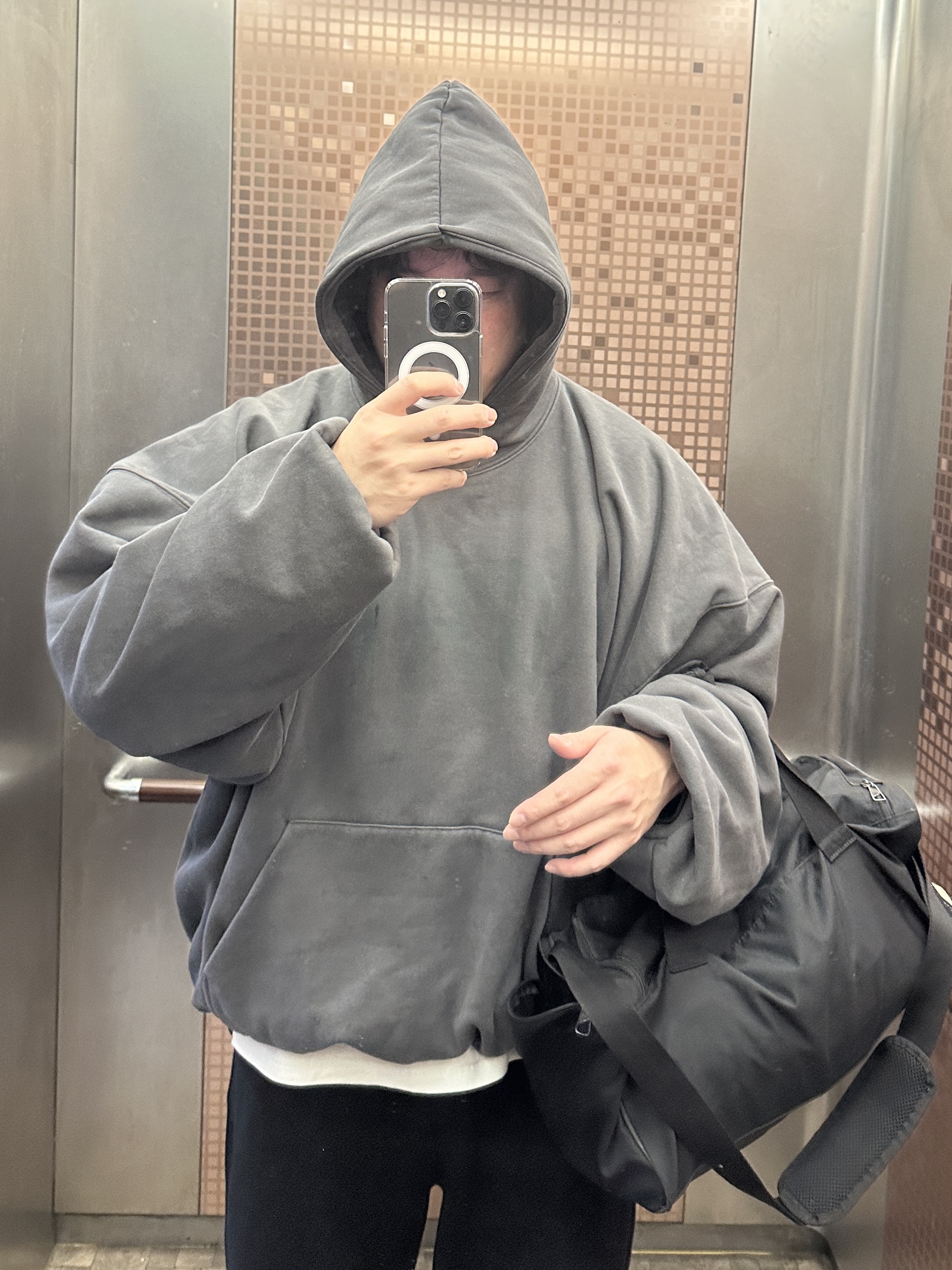 Yeezy Gap Engineered By Balenciaga Dove Hoodie Black 착용 스타일