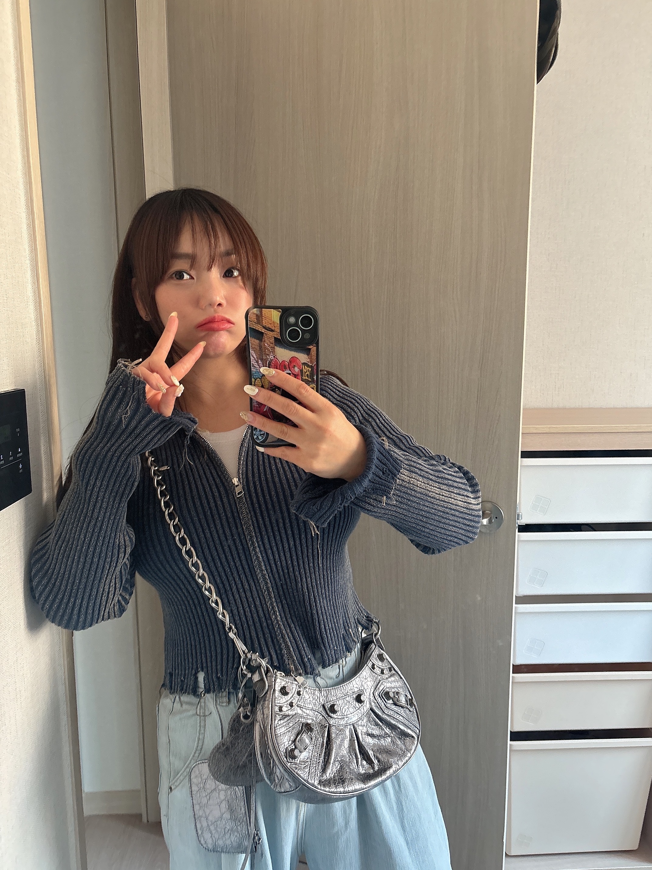 발렌시아가 르 카골 체인 XS 숄더백 실버 착용 스타일