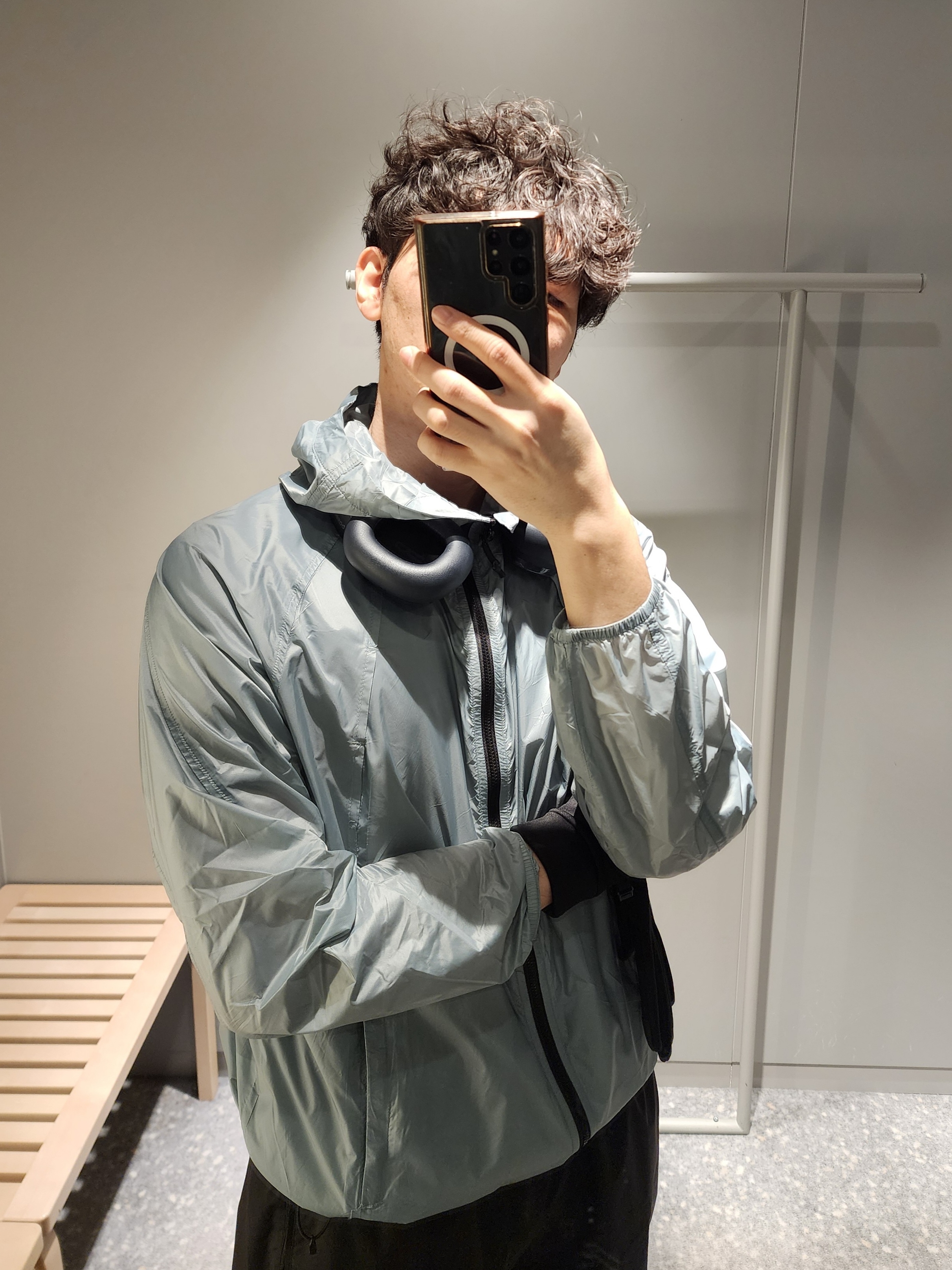나이키 줌 보메로 5 블랙 앤트러사이트 메탈릭 다크 그레이 착용 스타일 - 4