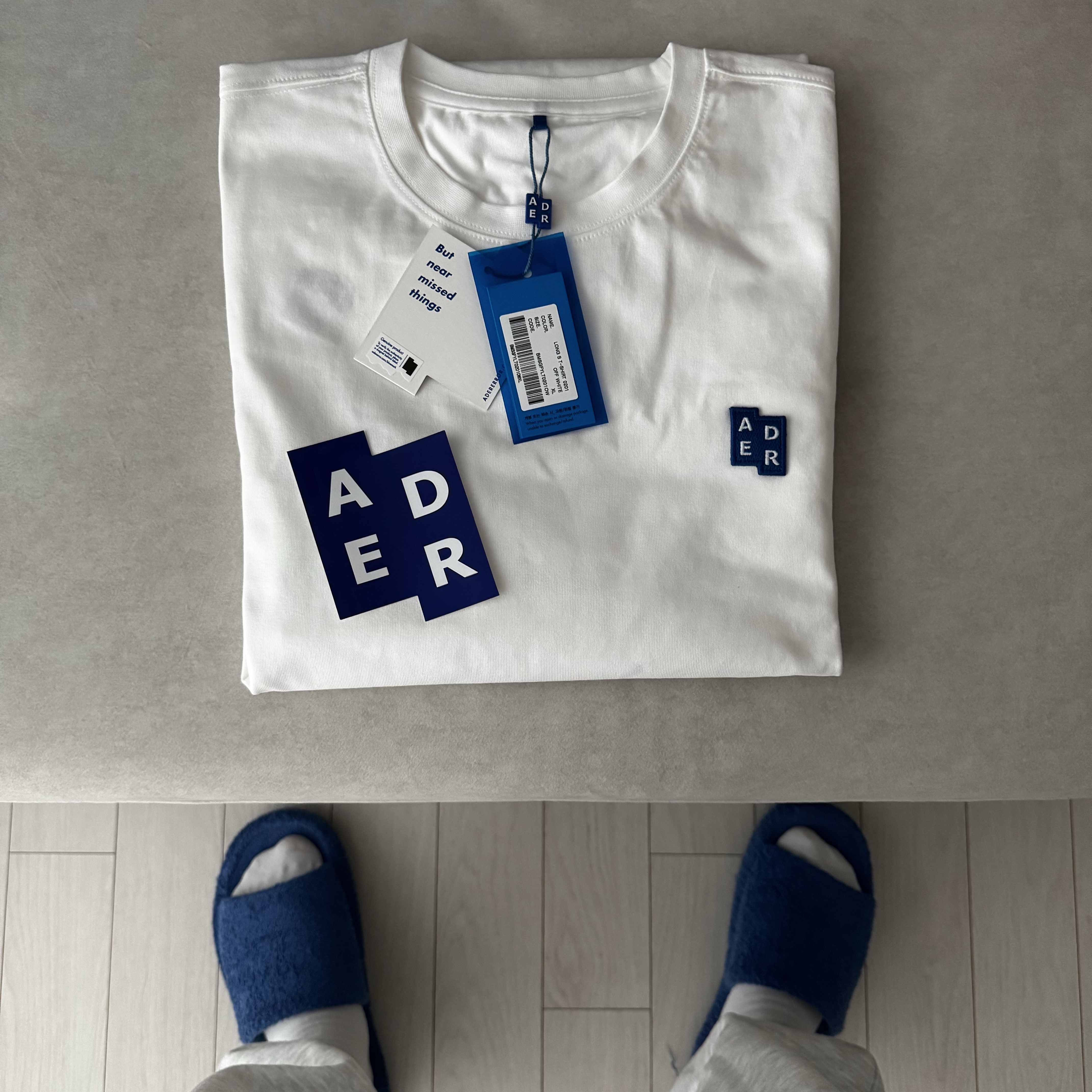Ader Error Sig; TRS/BL Tag LS T-Shirt 01 Off White 착용 스타일
