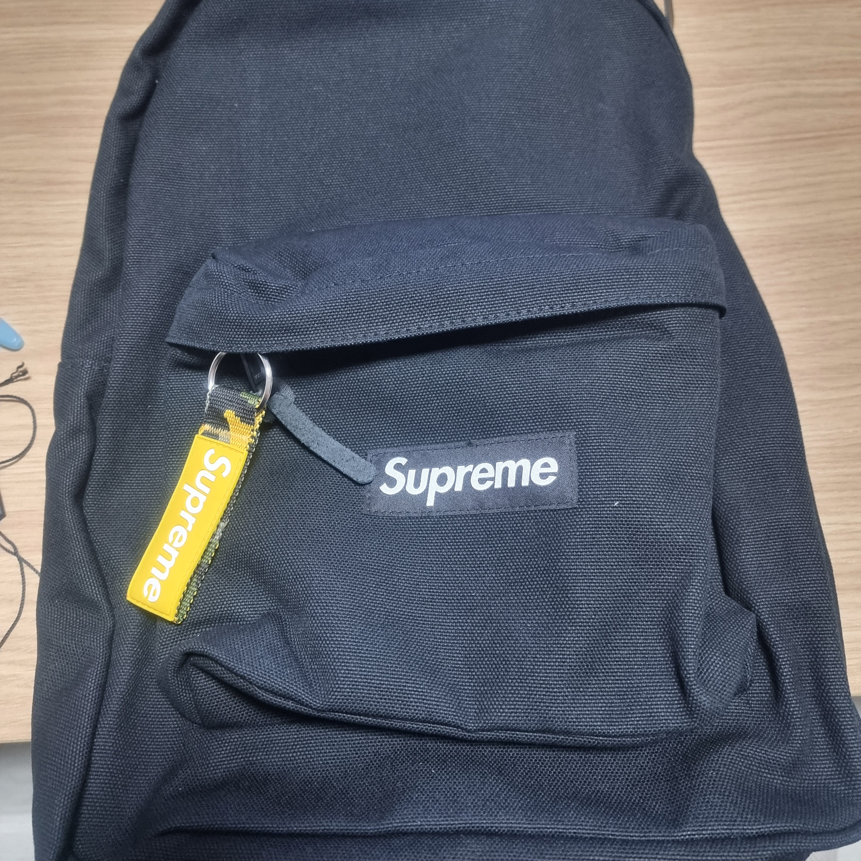 Supreme Canvas Backpack Black, Supreme Webbing Keychain Yellow Camo - 23SS 착용 스타일