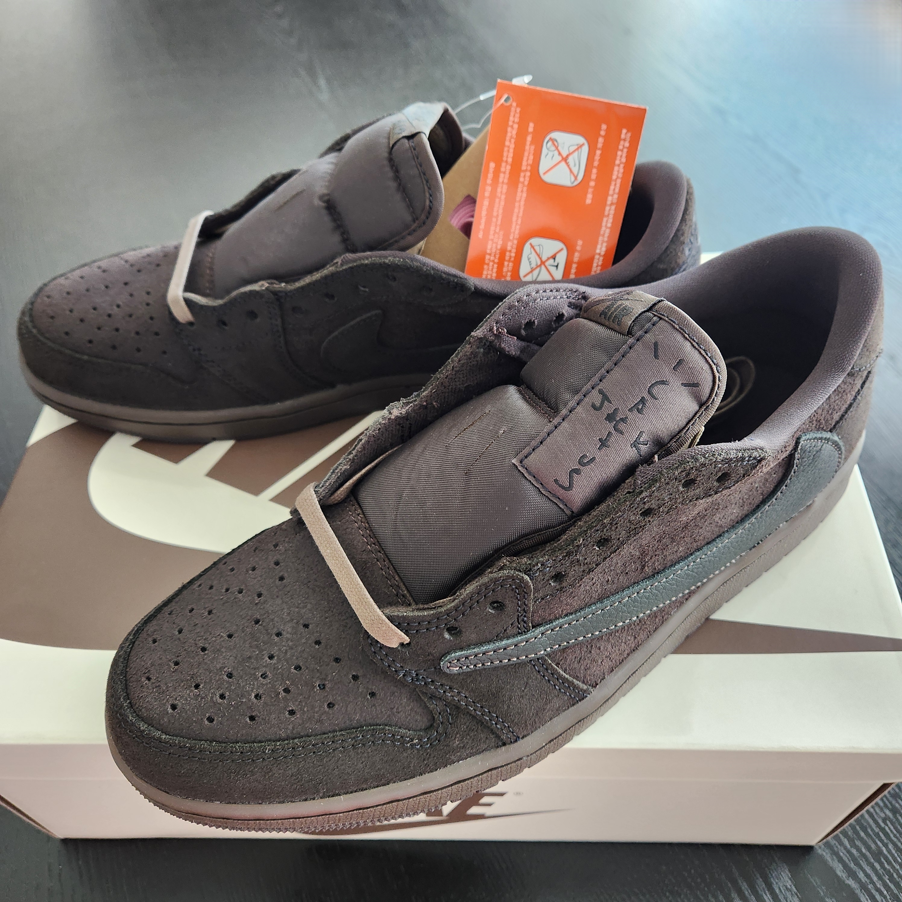 Jordan 1 x Travis Scott Retro Low OG SP Velvet Brown and Dark Mocha 착용 스타일