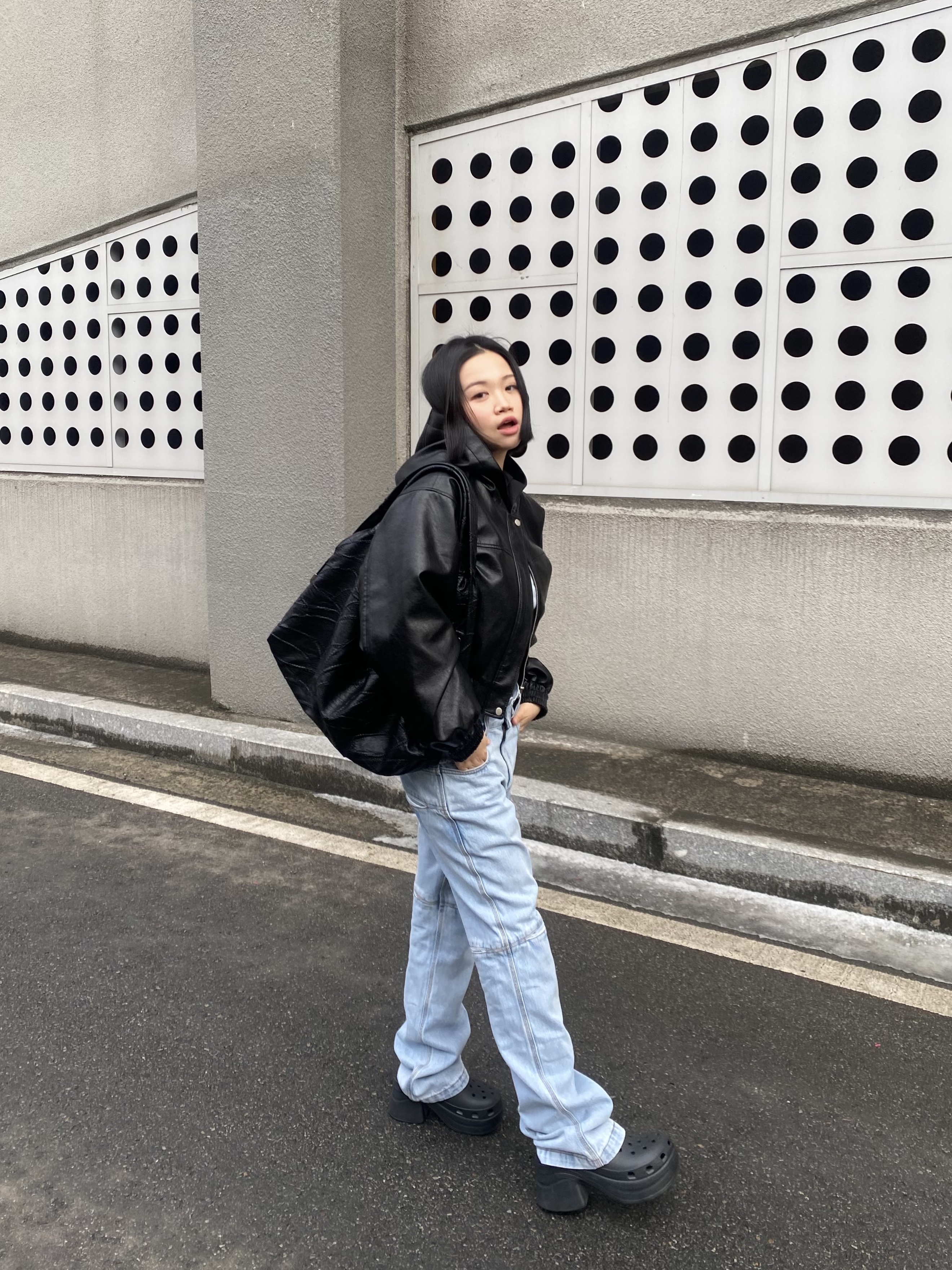 Crocs Siren Clog Black 착용 스타일