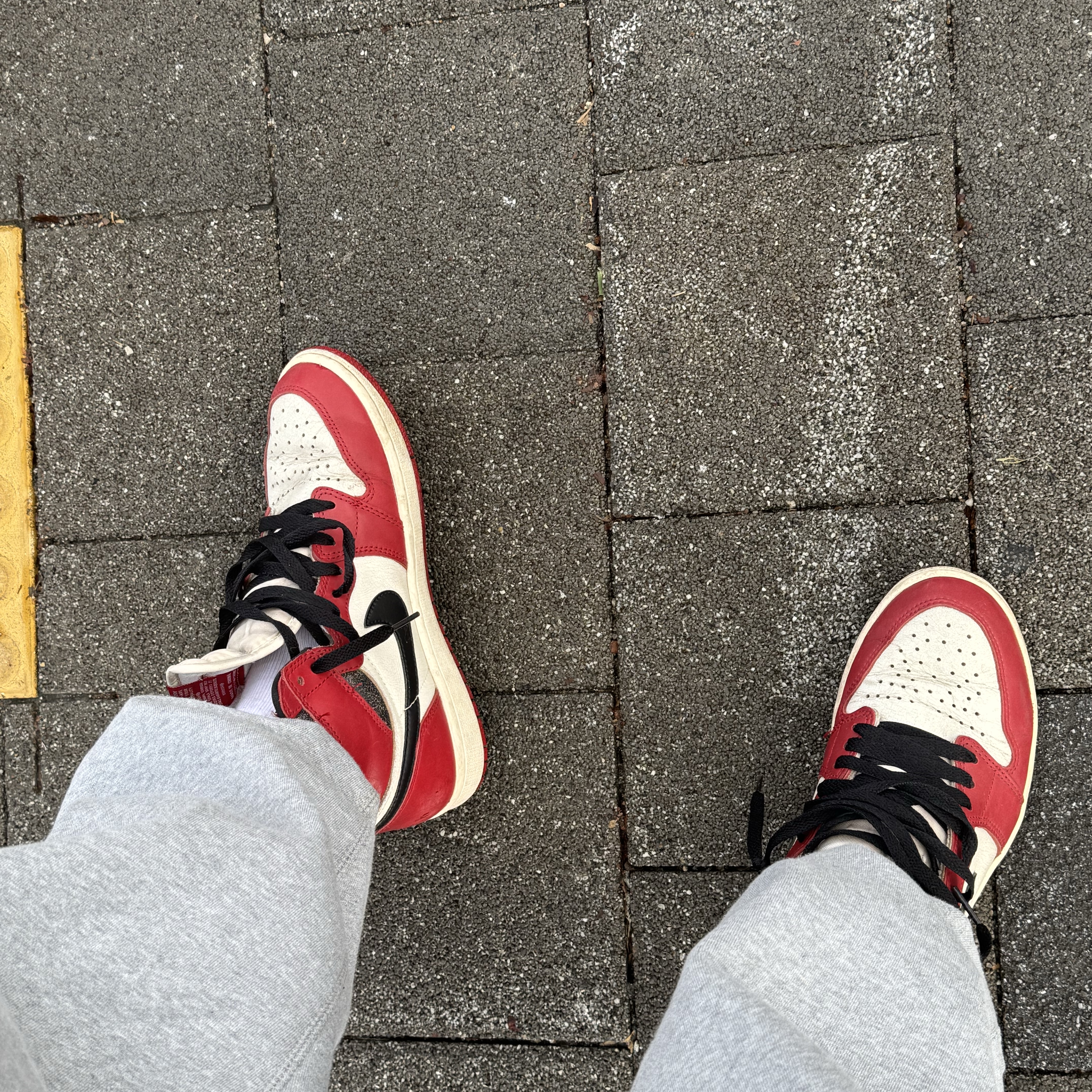 Jordan 1 Retro High OG Chicago 2022, Nike x Stussy NRG Fleece Pants Dark Grey Heather (DO9340-063) 착용 스타일