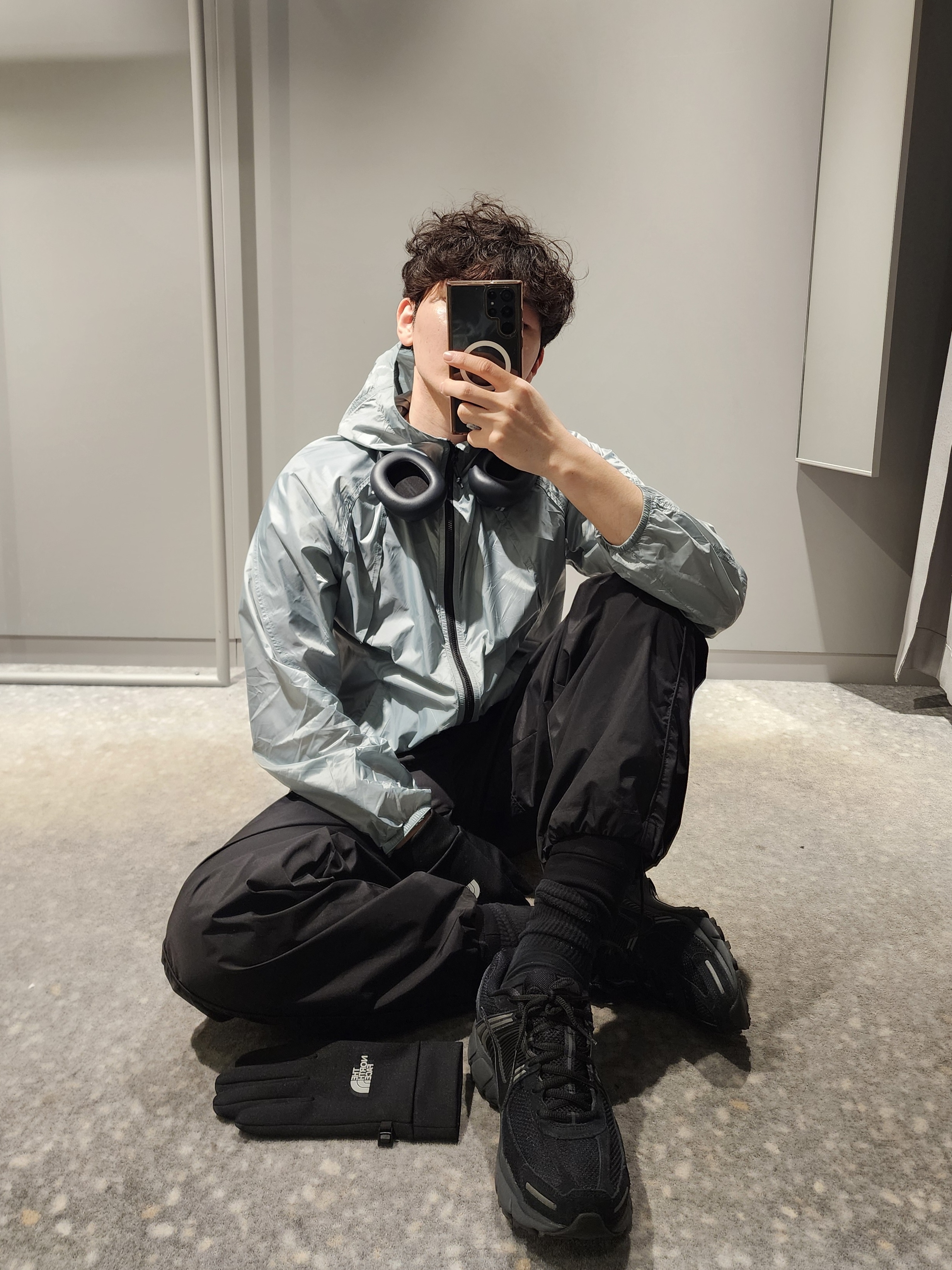 나이키 줌 보메로 5 블랙 앤트러사이트 메탈릭 다크 그레이 착용 스타일 - 1