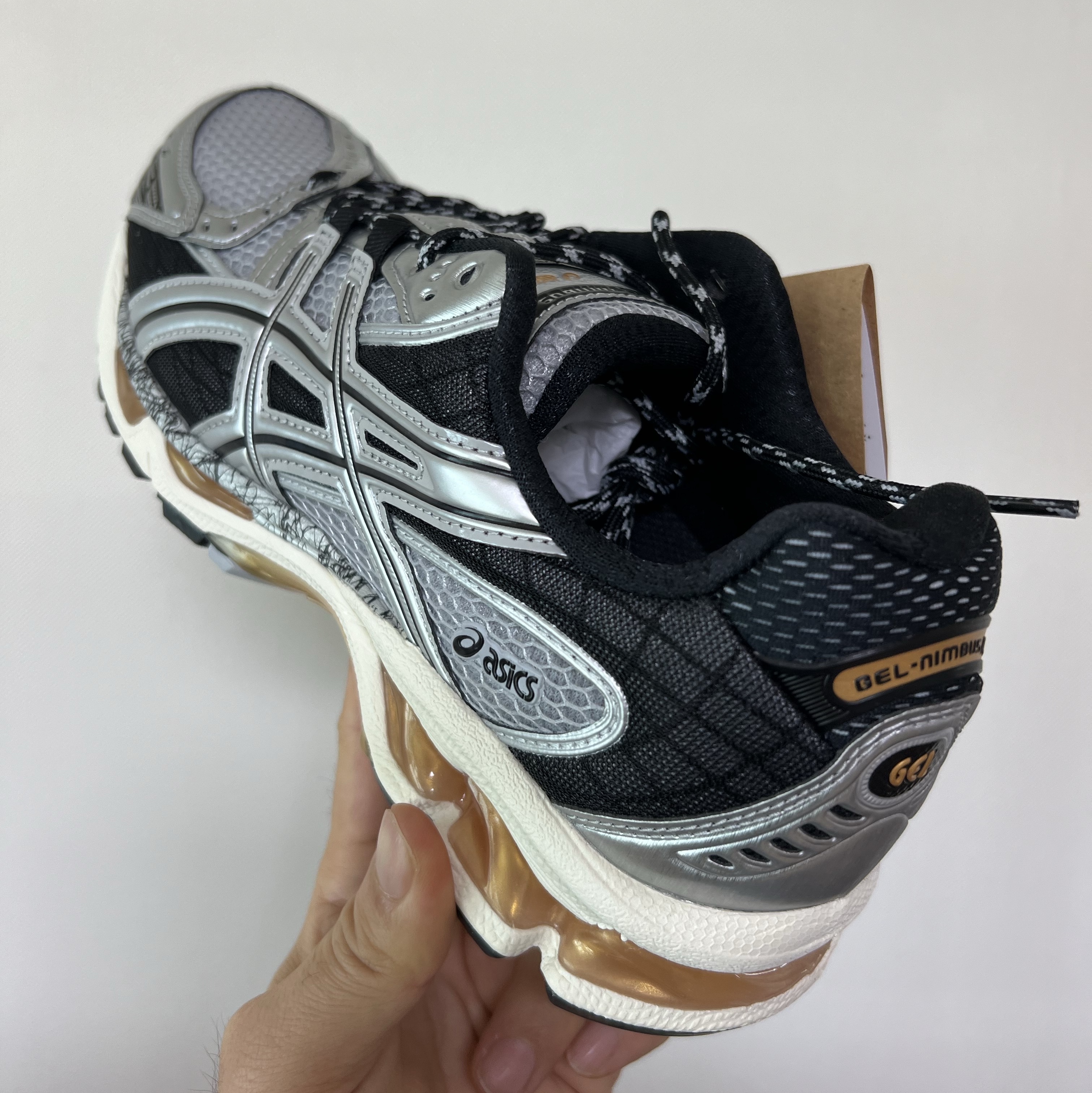 Asics Gel-Nimbus 10.1 Piedmont Grey Pure Silver, NOMANUAL 無規則 Ball Cap Black 착용 스타일 - 2