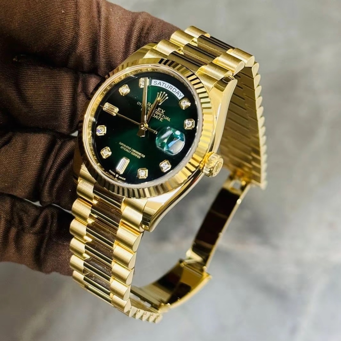 Rolex Day-Date 36mm 128238 Green Ombre Diamond-Set President 착용 스타일 - 2