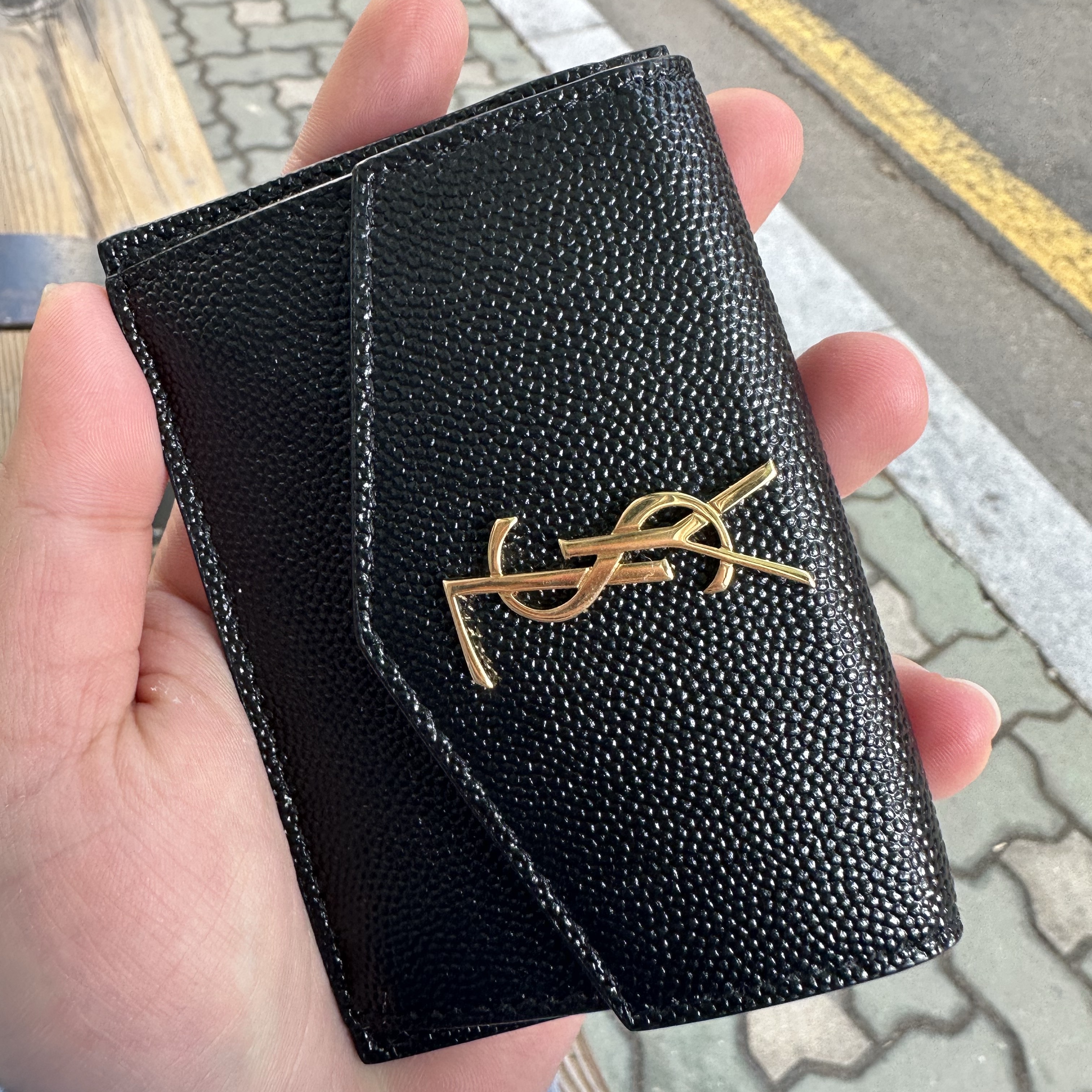 Saint Laurent Gold Monogram Uptown Card Case in Grain de Poudre Embossed Leather Black 착용 스타일