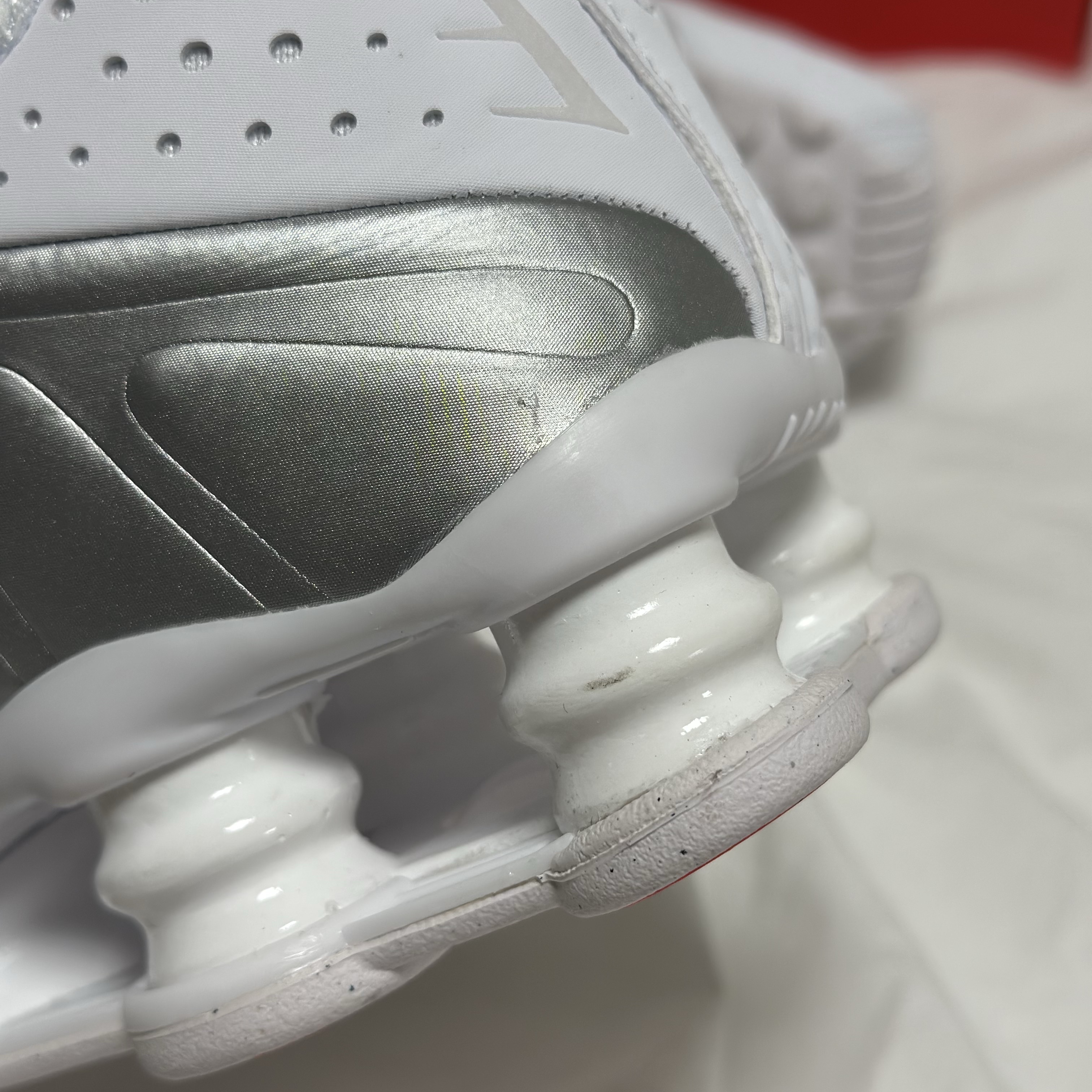 (W) Nike Shox R4 White Metallic Silver 착용 스타일