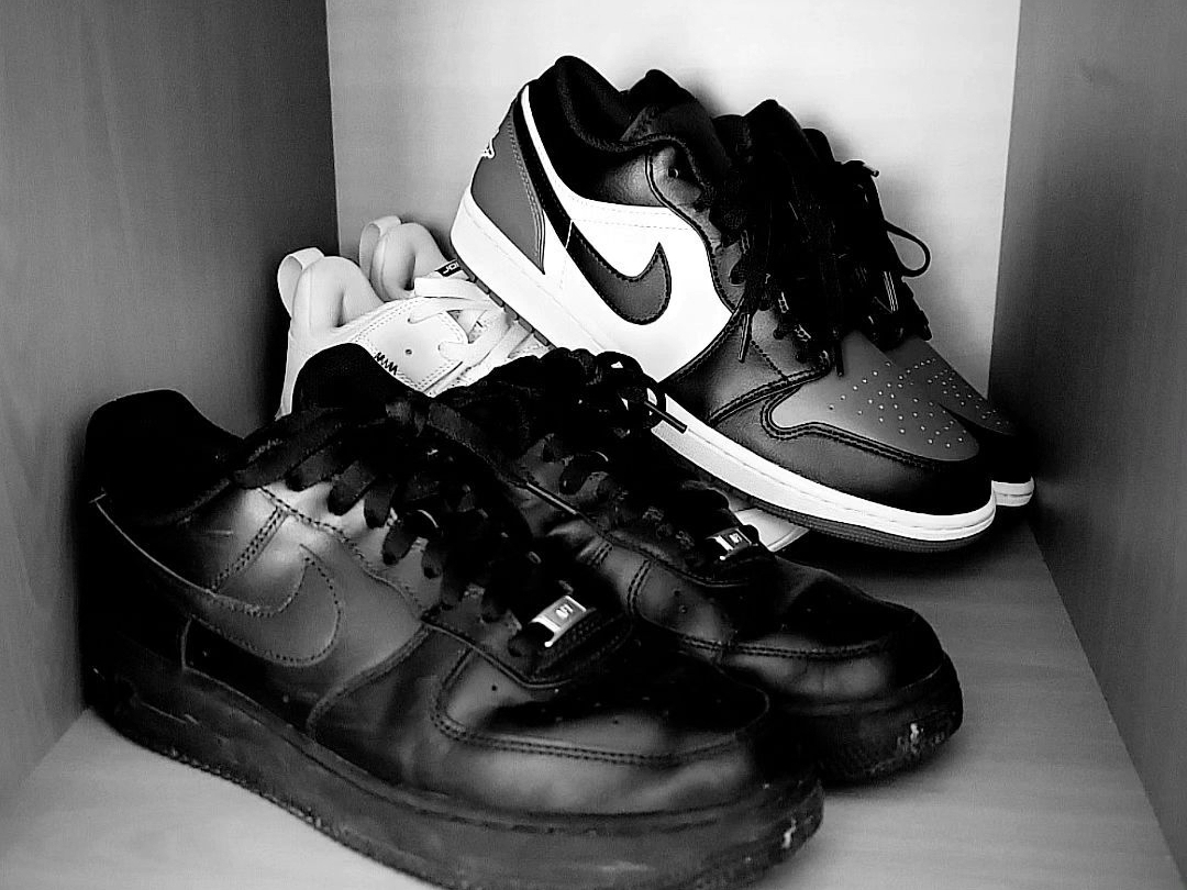 Jordan 1 Low White Varsity Red, Nike Air Force 1 '07 Low Triple Black 착용 스타일