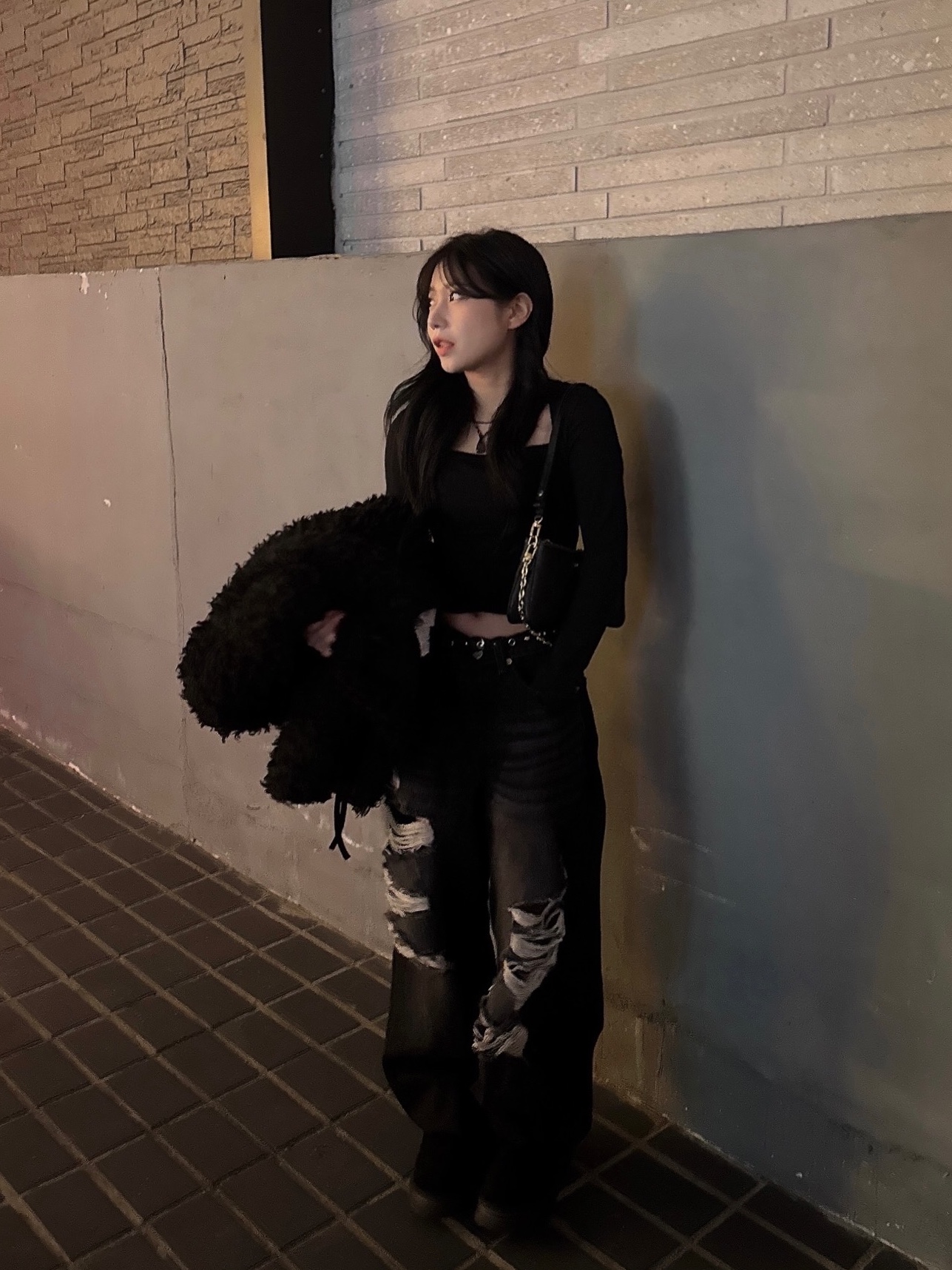 (W) UGG Classic Ultra Mini Platform Boots Black, Louis Vuitton Rib Pochette Monogram Empreinte Black 착용 스타일 - 2