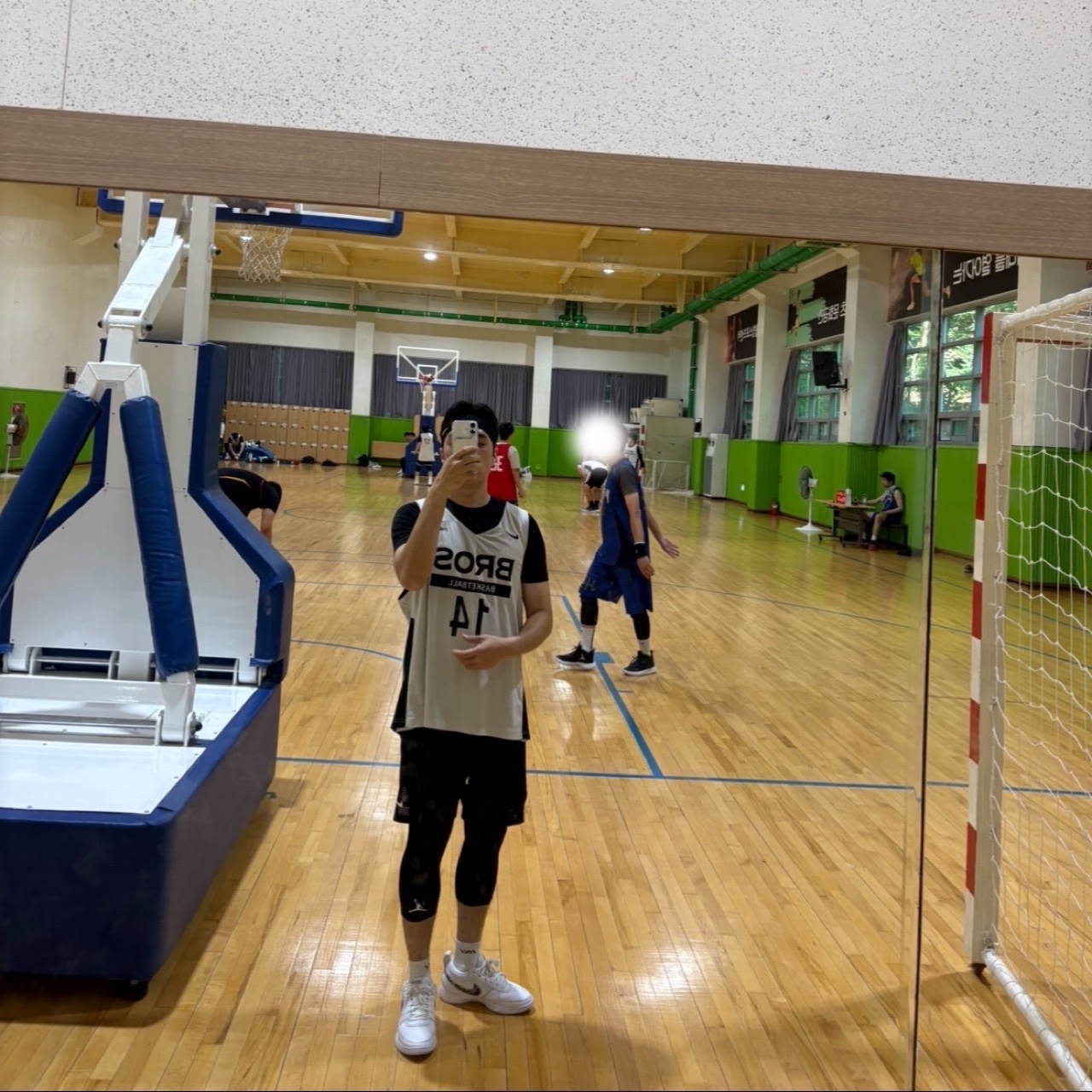 Nike x Drake Nocta Basketball Lightweight Shorts Black (DV3651-010), Nike Book 1 EP White Light Orewood Brown 착용 스타일
