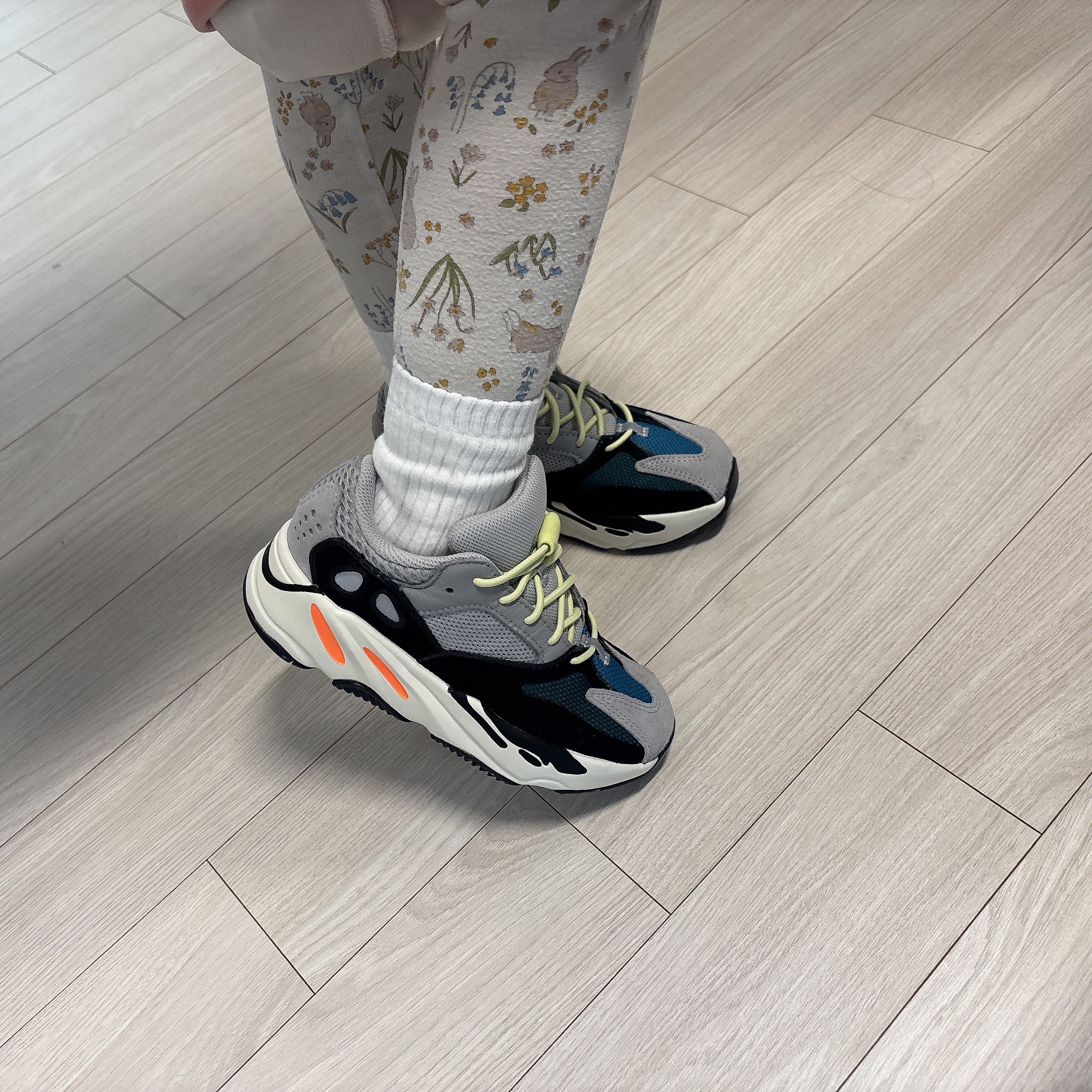 (Kids) Adidas Yeezy Boost 700 Wave Runner Solid Grey 착용 스타일