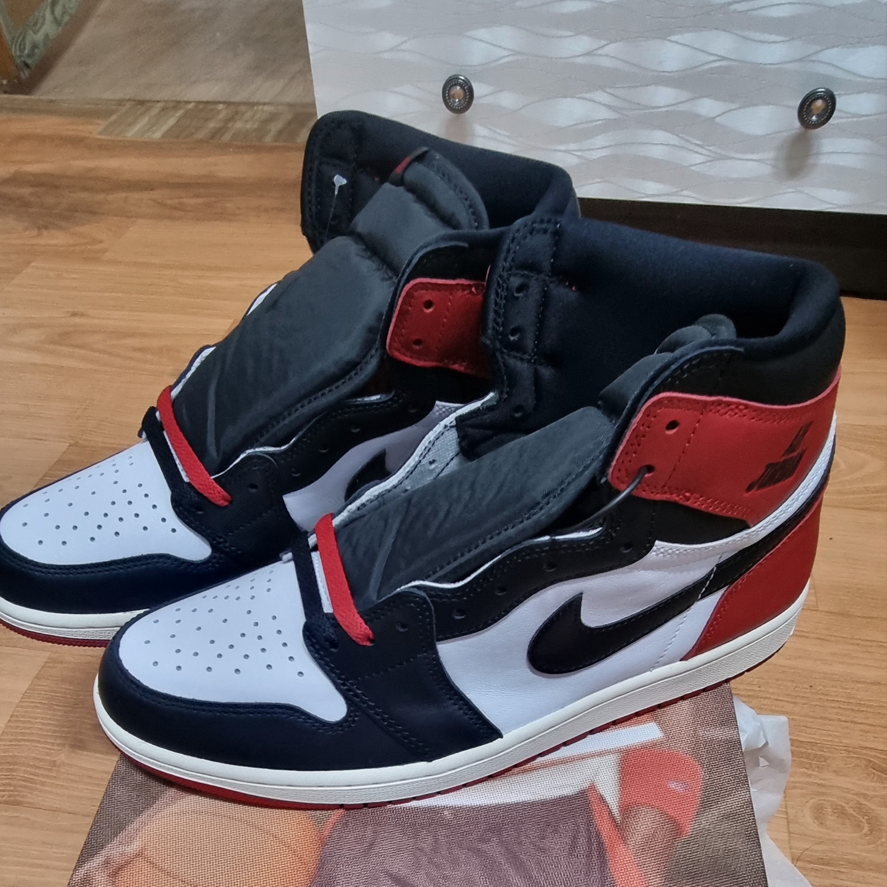 Jordan 1 Retro High OG Black Toe 착용 스타일 - 3